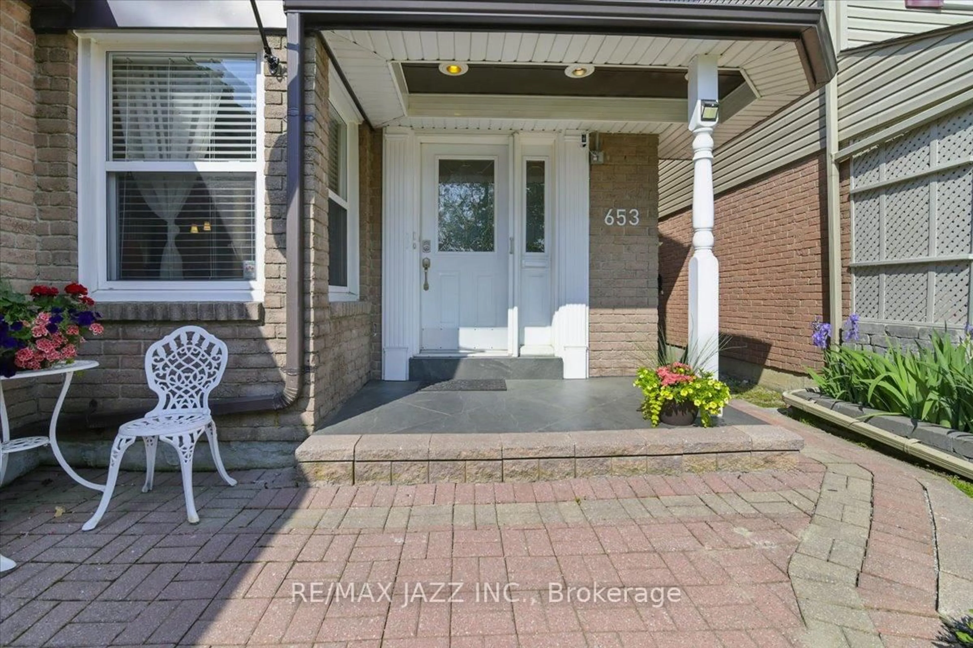Indoor entryway for 653 Cowan Circ, Pickering Ontario L1W 3K6