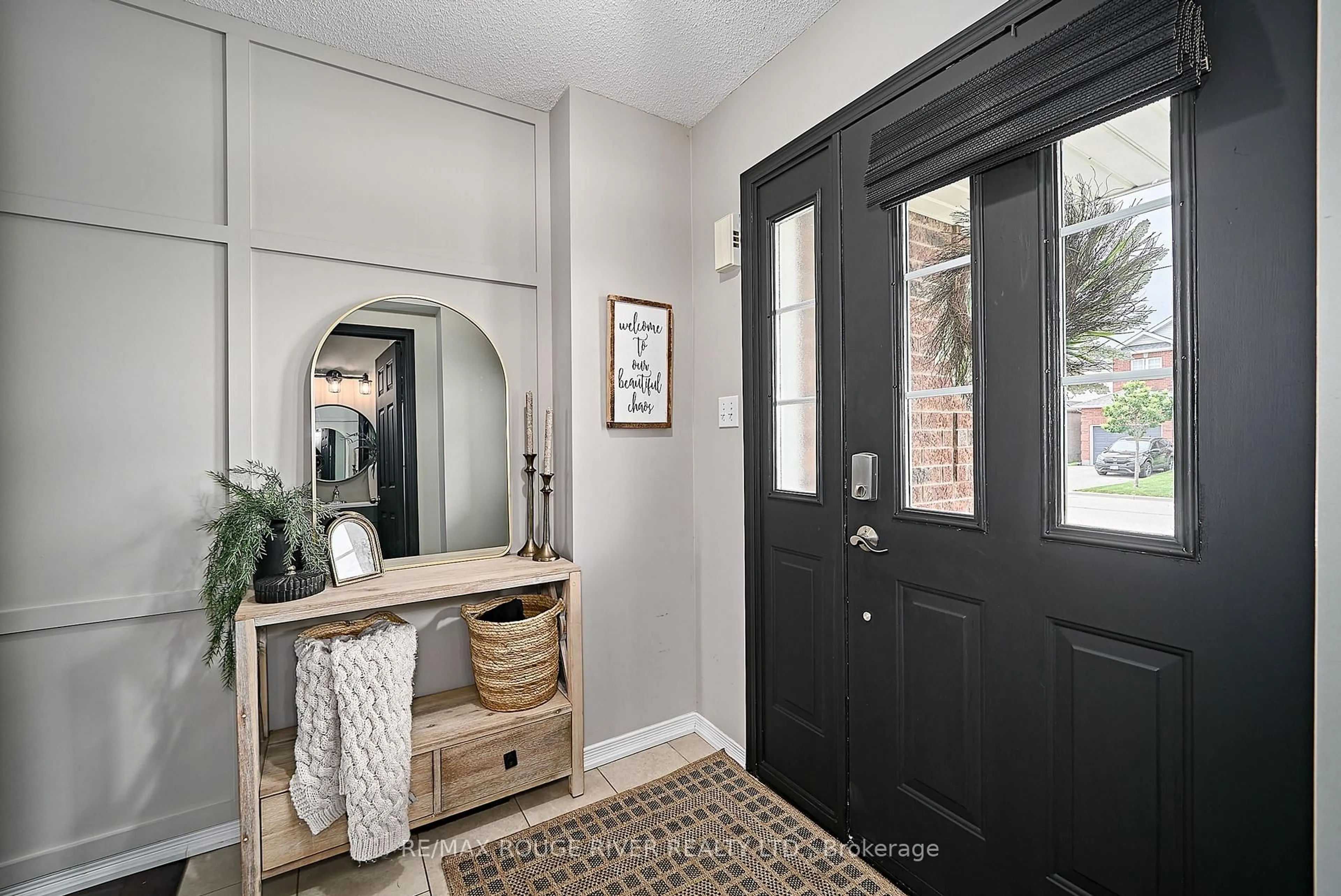 Indoor entryway for 656 Woodmount Cres, Oshawa Ontario L1K 2T5