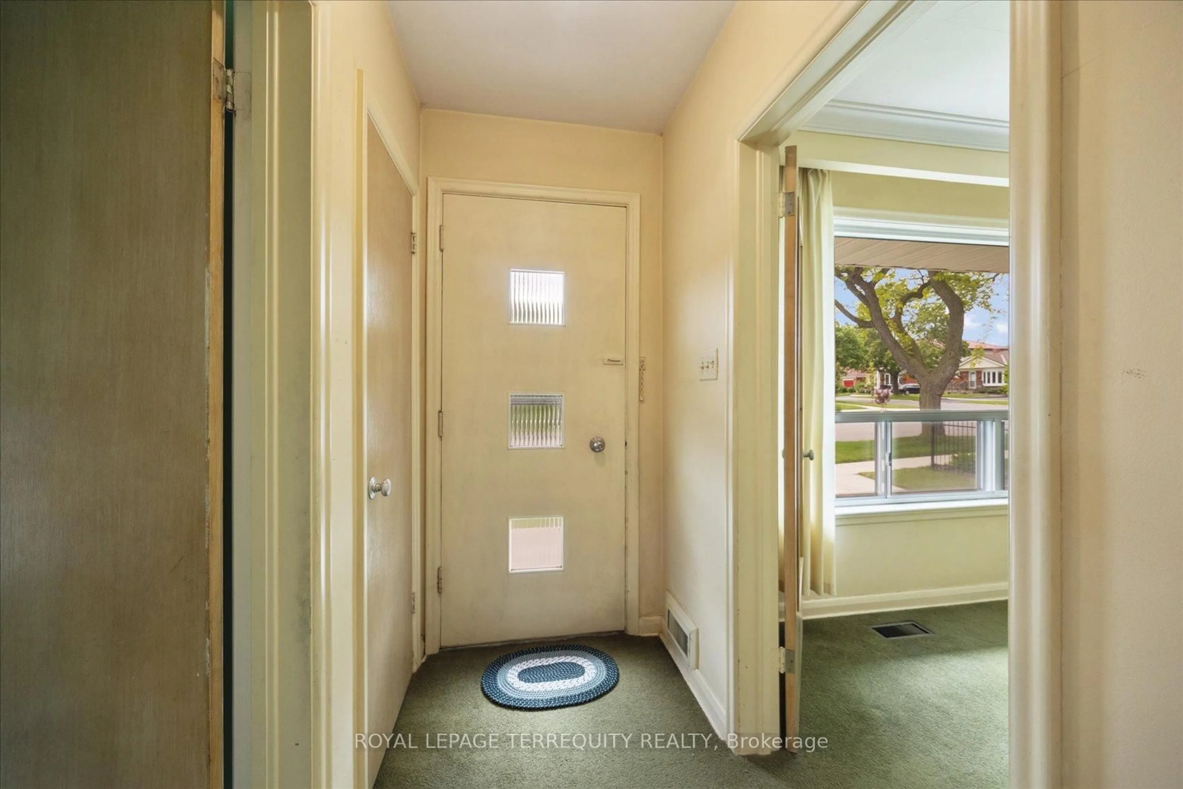 Indoor entryway for 4 Brewton Rd, Toronto Ontario M1G 1W3