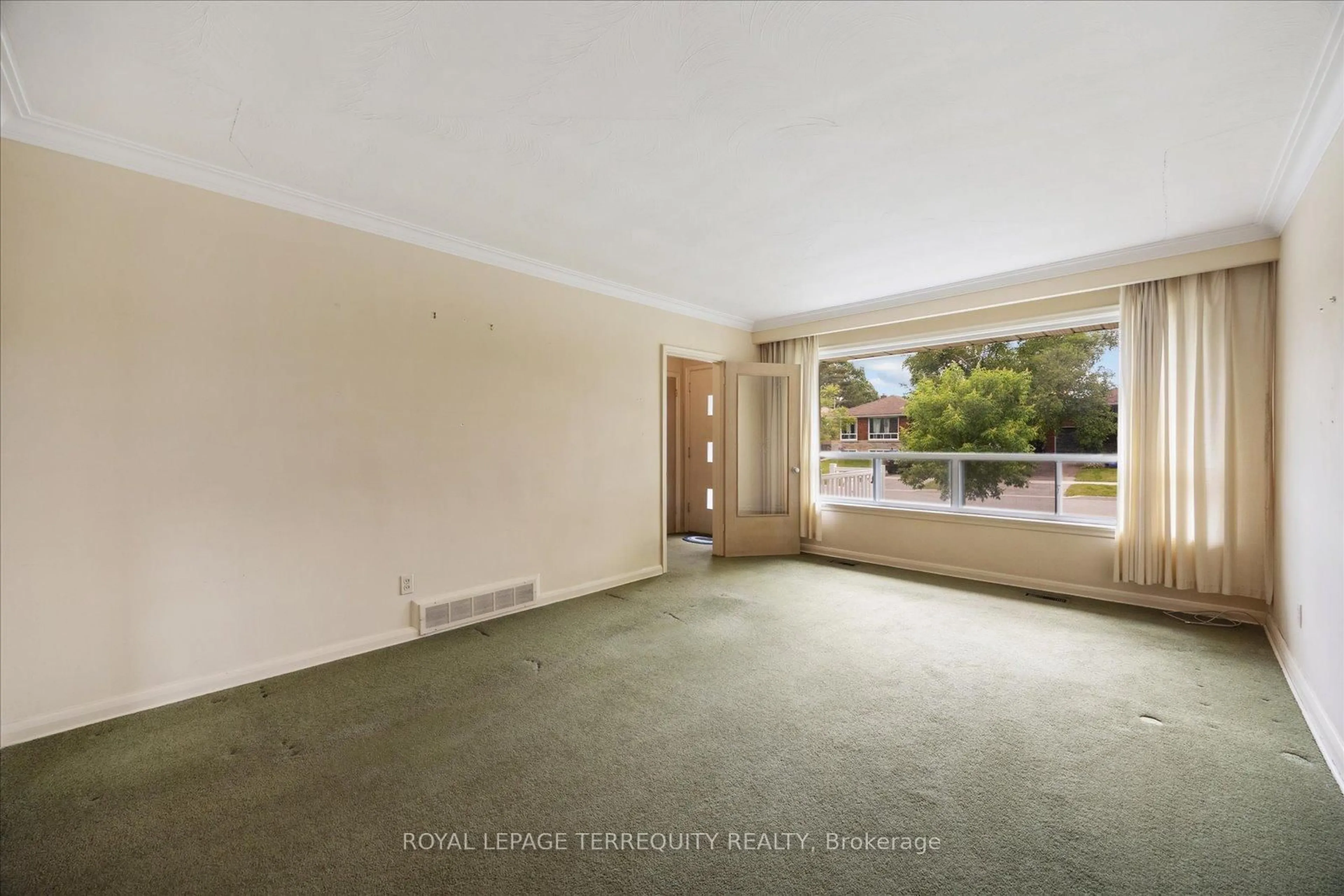 A pic of a room for 4 Brewton Rd, Toronto Ontario M1G 1W3