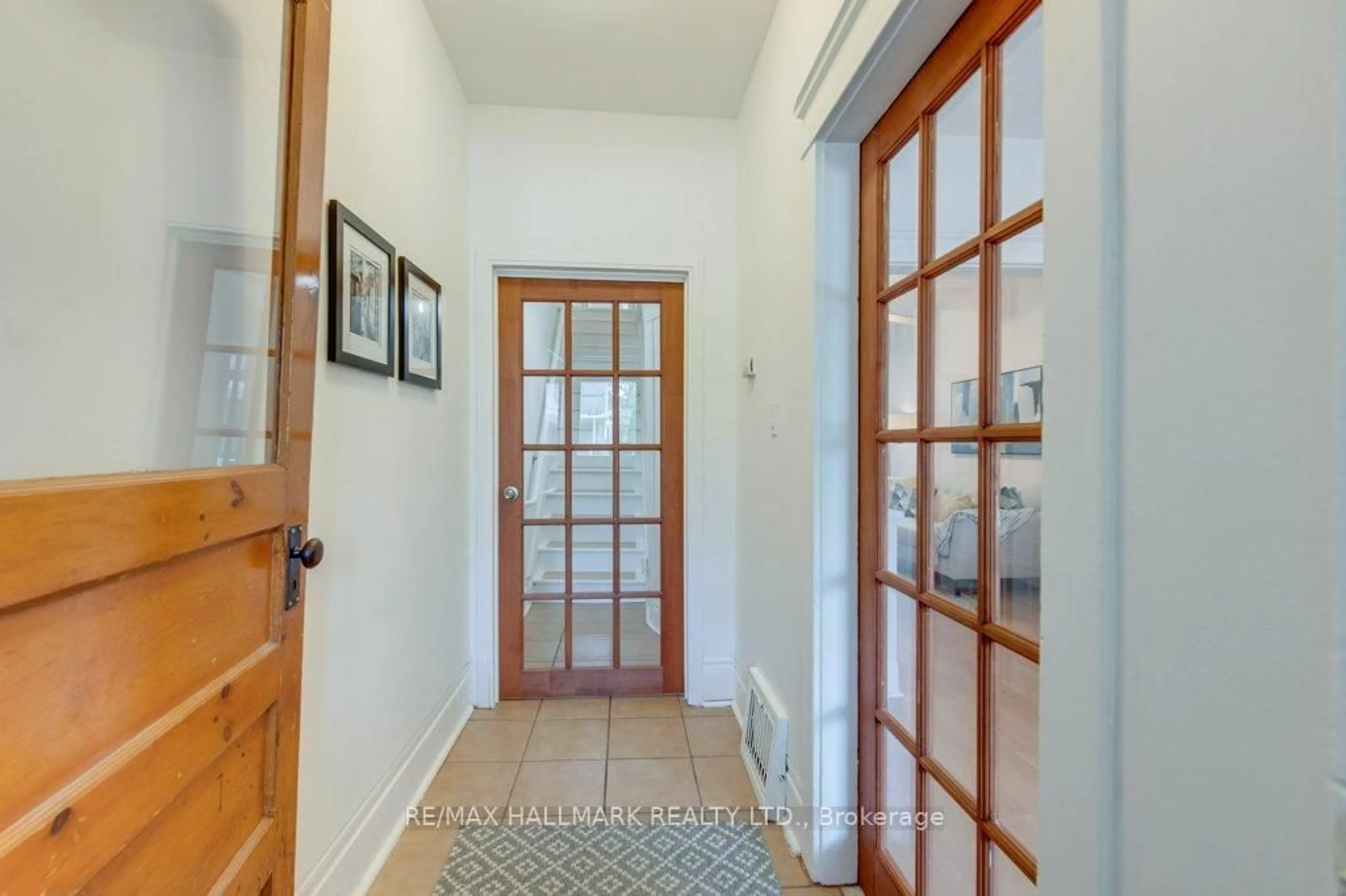 Indoor foyer for 15 Seymour Ave, Toronto Ontario M4J 3T3