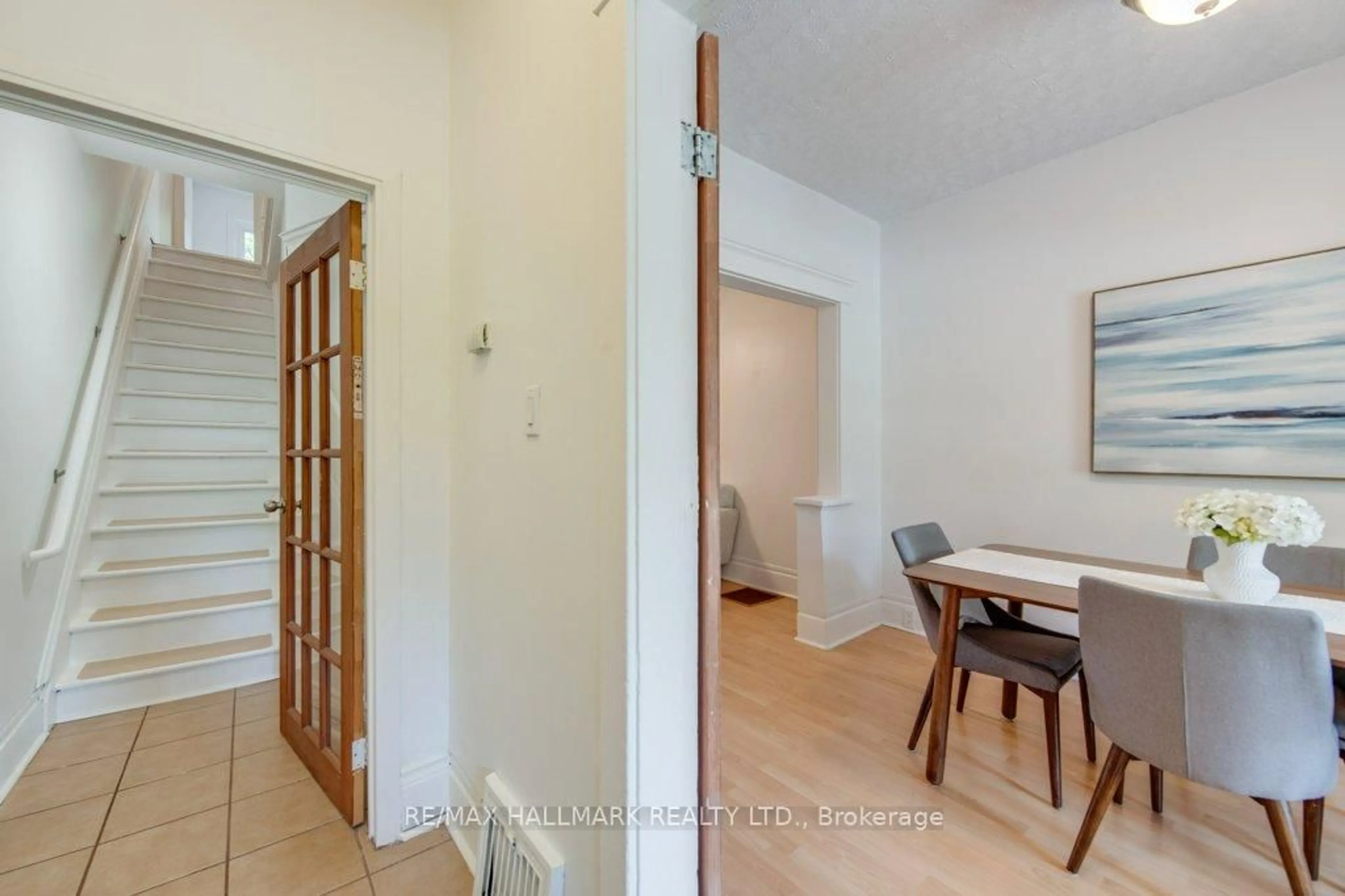 Indoor foyer for 15 Seymour Ave, Toronto Ontario M4J 3T3