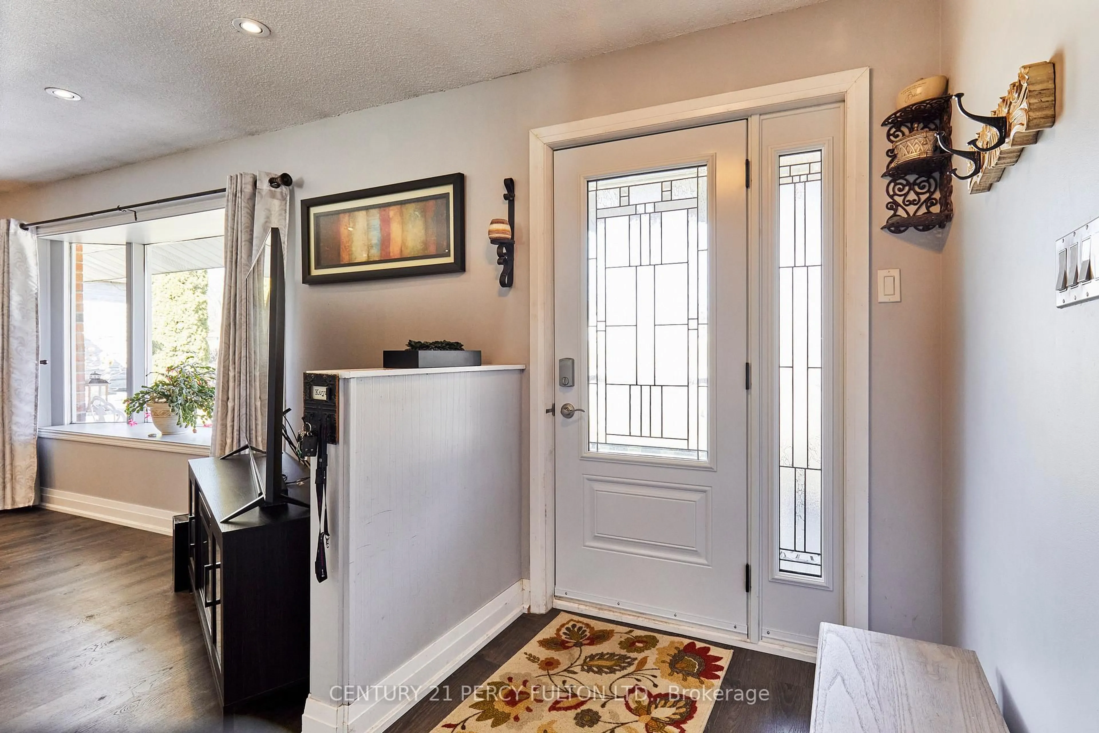Indoor entryway for 880 Ritson Rd, Oshawa Ontario L1G 6Z4