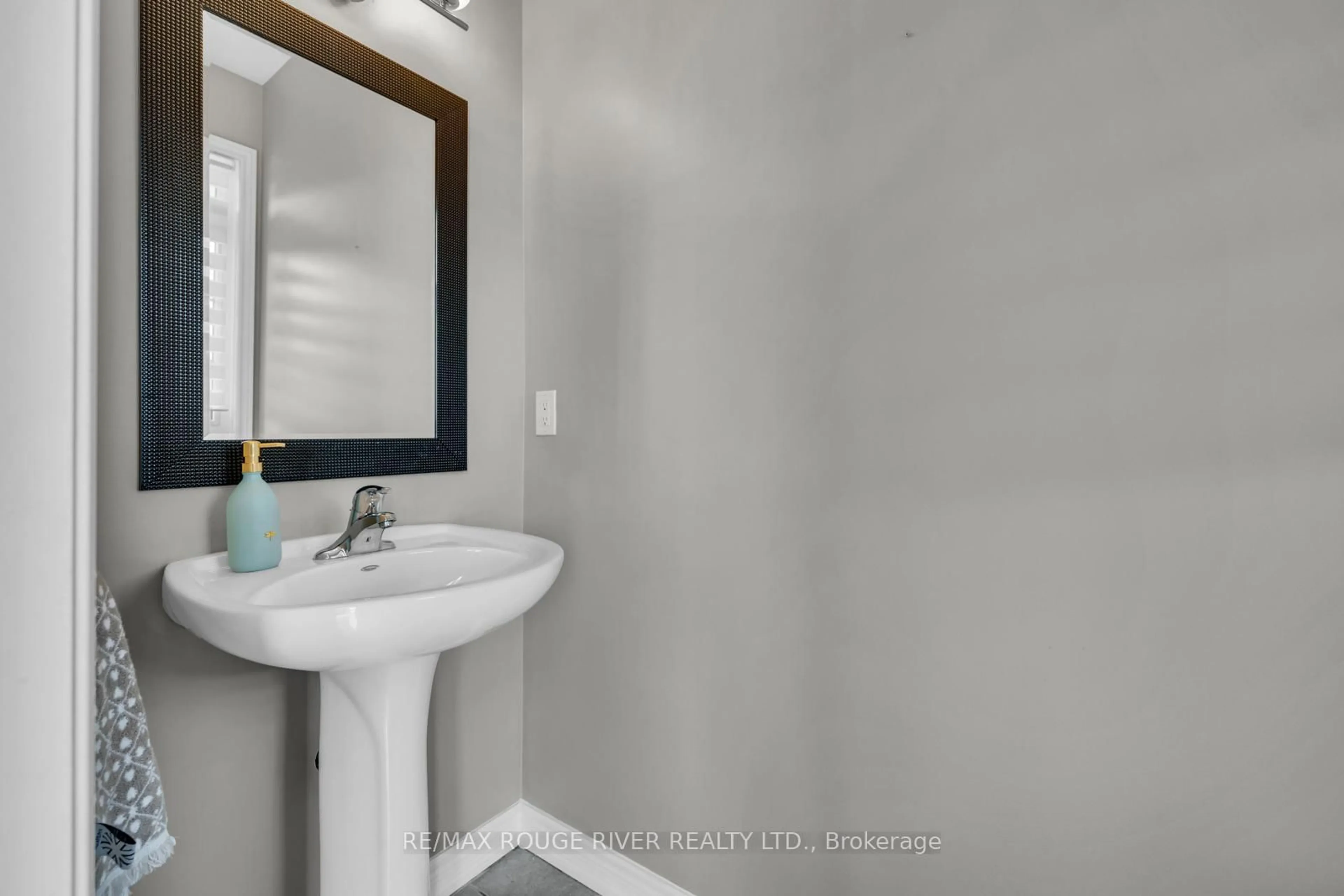 Standard bathroom, ceramic/tile floor for 54 Erskine Dr, Clarington Ontario L1B 0C8