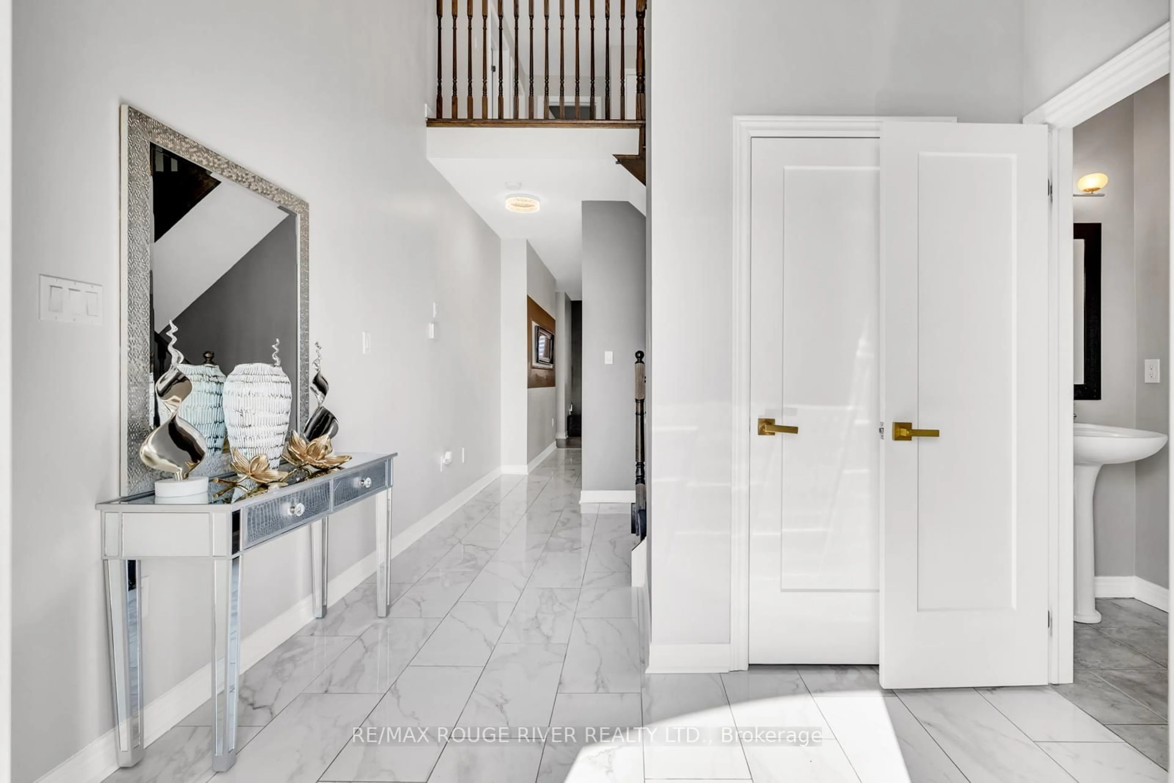 Indoor entryway for 54 Erskine Dr, Clarington Ontario L1B 0C8