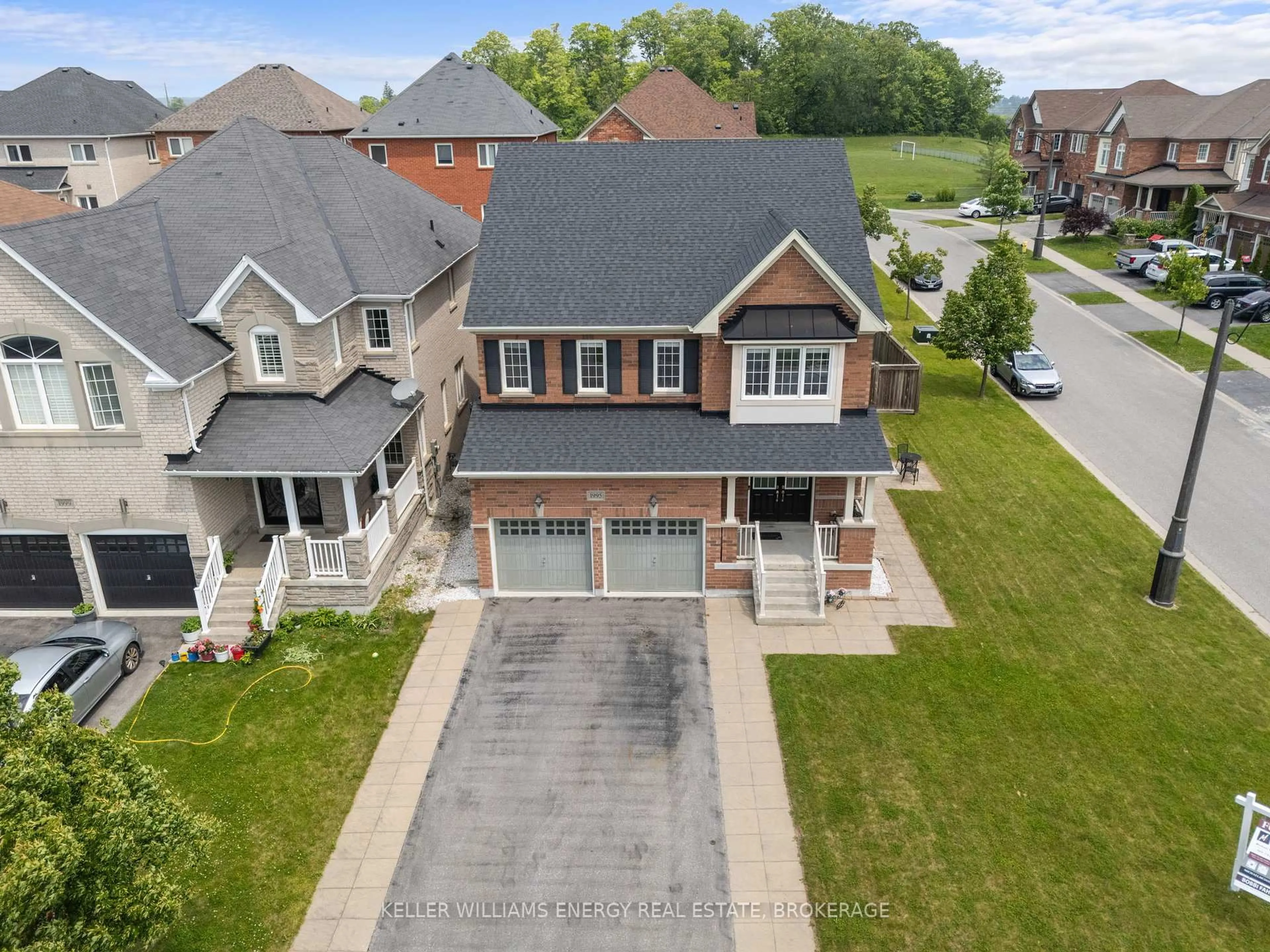 A pic from outside/outdoor area/front of a property/back of a property/a pic from drone, street for 1995 Queensbury Dr, Oshawa Ontario L1K 0S1