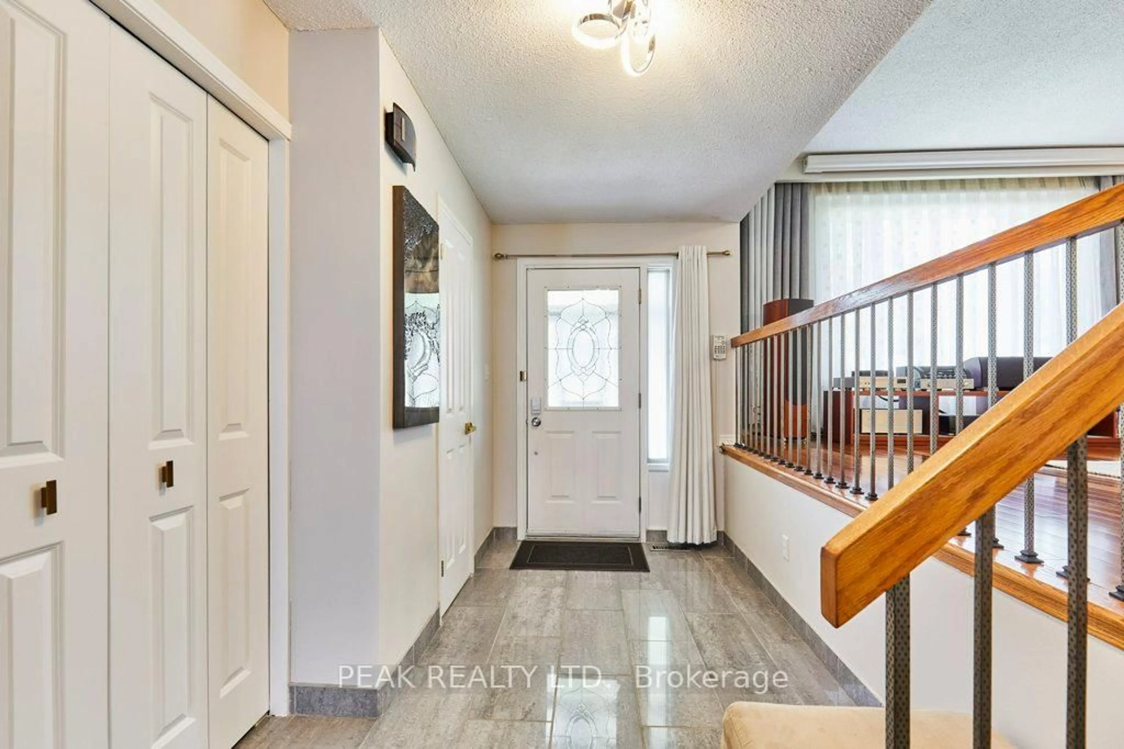 Indoor entryway for 14 Mansfield Cres, Whitby Ontario L1N 6T4