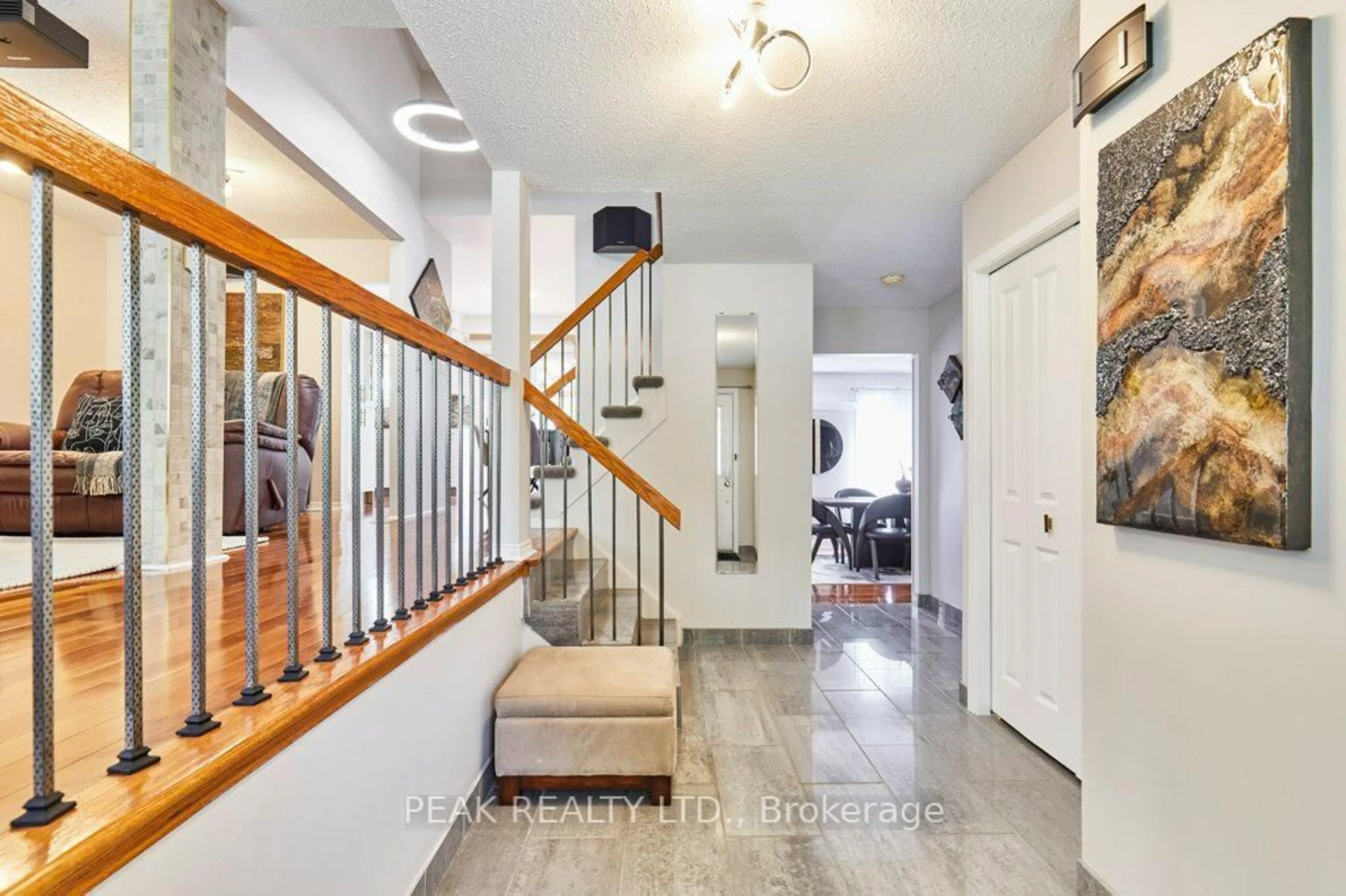 Indoor entryway for 14 Mansfield Cres, Whitby Ontario L1N 6T4