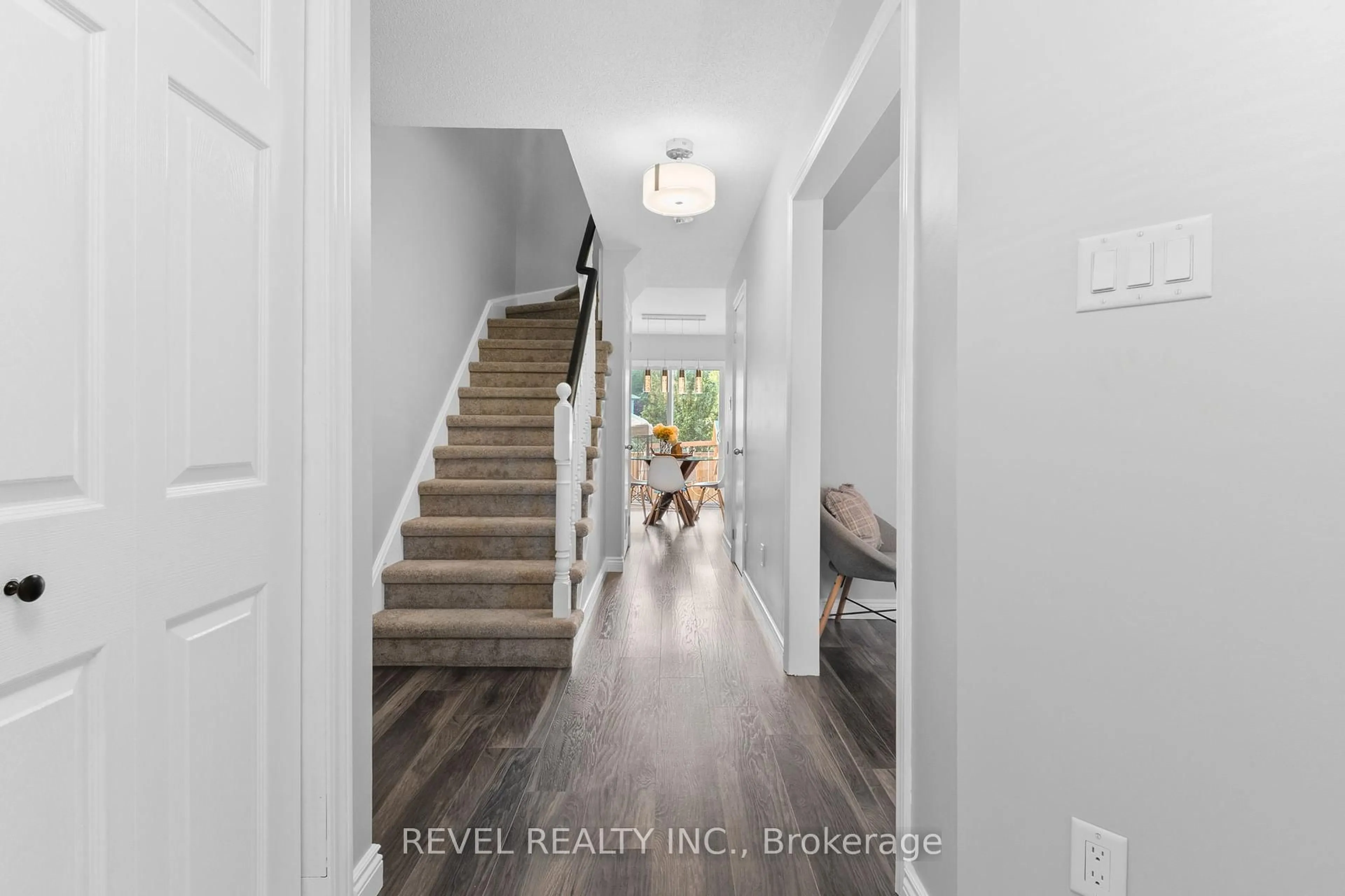 Indoor entryway for 70 Yorkville Dr, Clarington Ontario L1E 2A6