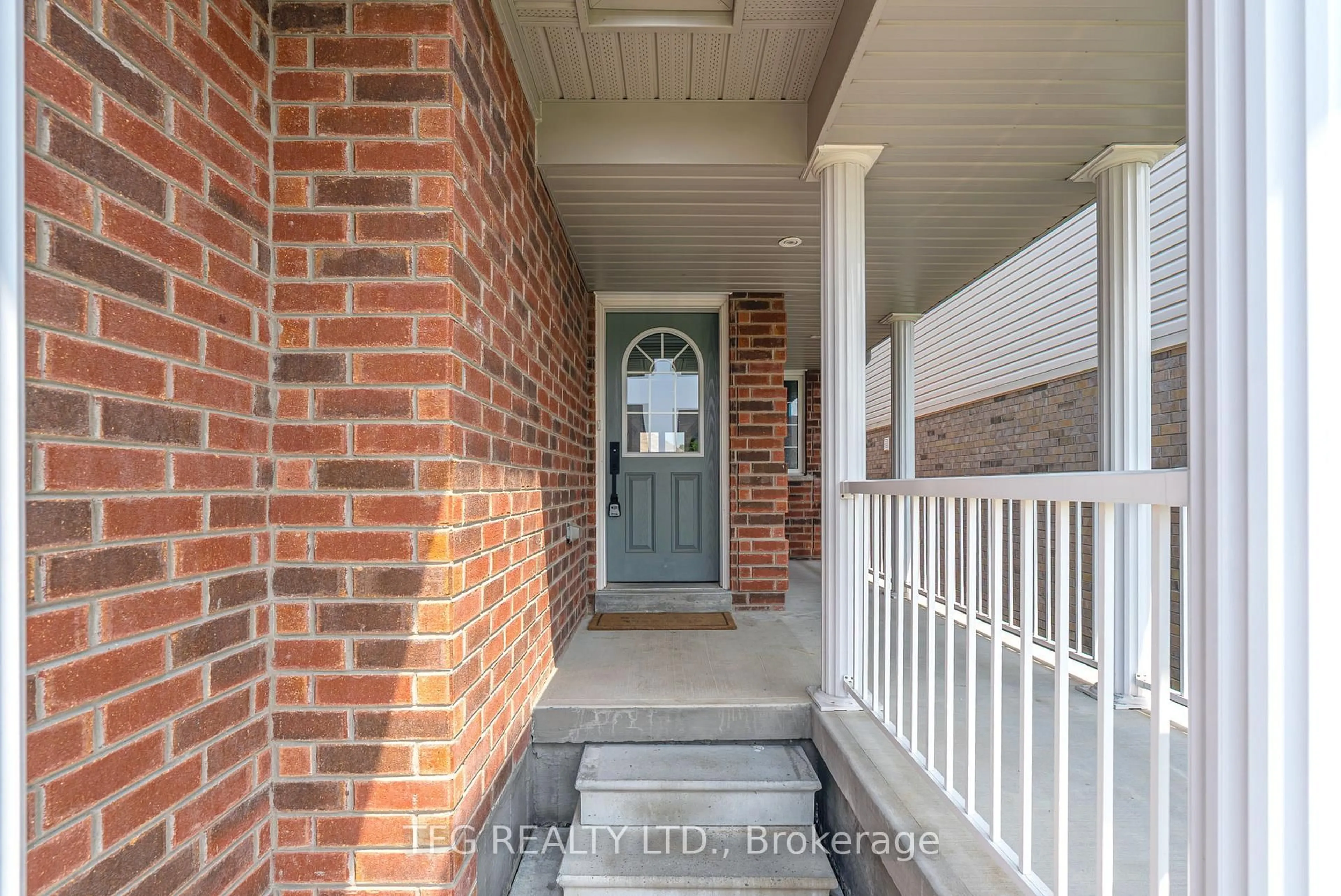 Indoor entryway for 103 Mallory St, Clarington Ontario L1E 3E8