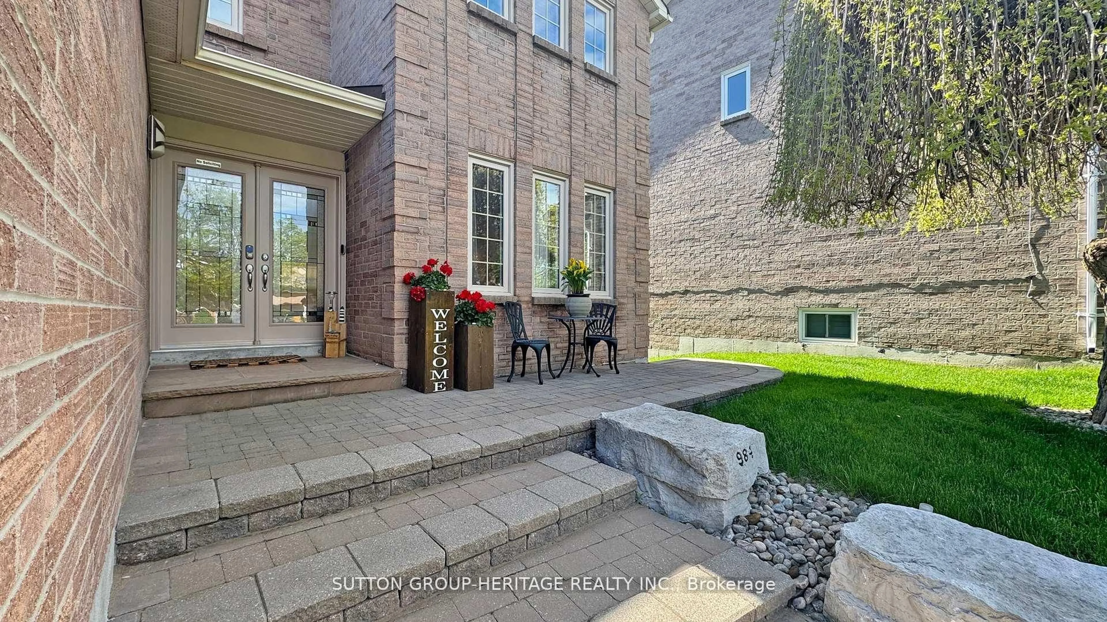 Patio, street for 984 Rambleberry Ave, Pickering Ontario L1V 5Y4