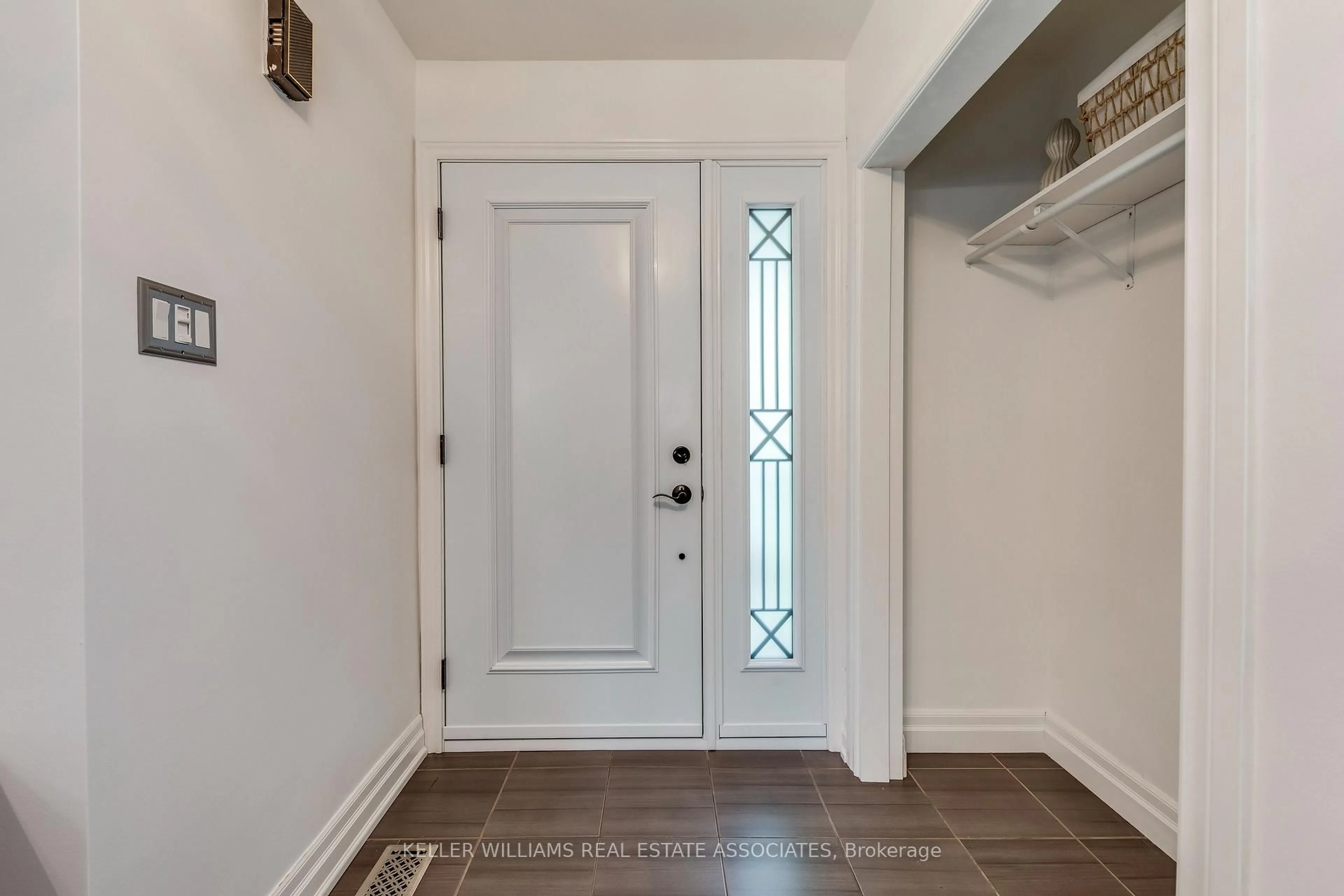 Indoor entryway for 39 Hills Rd, Ajax Ontario L1S 2W2