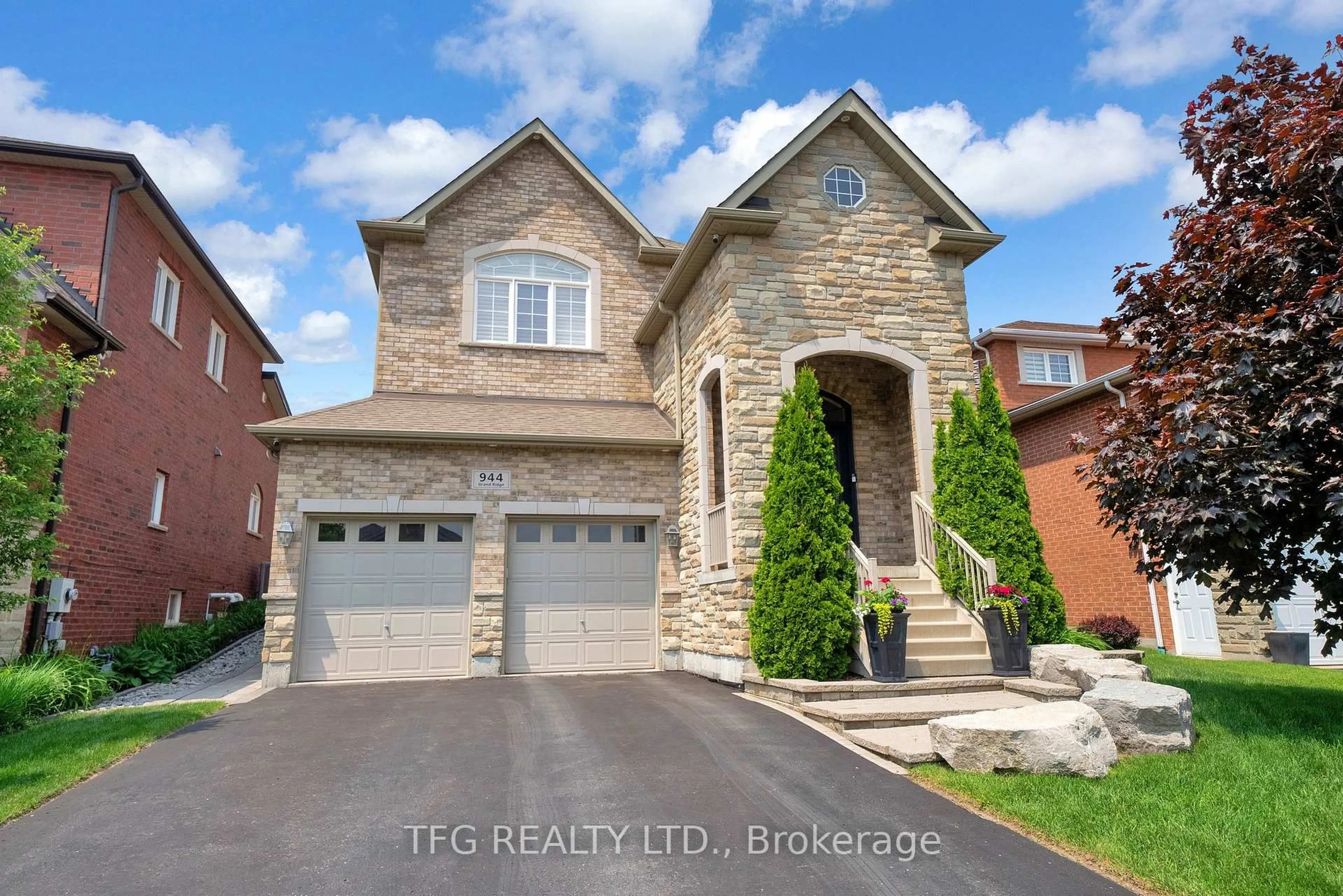 Home with brick exterior material, street for 944 Grand Ridge Ave, Oshawa Ontario L1K 3B4