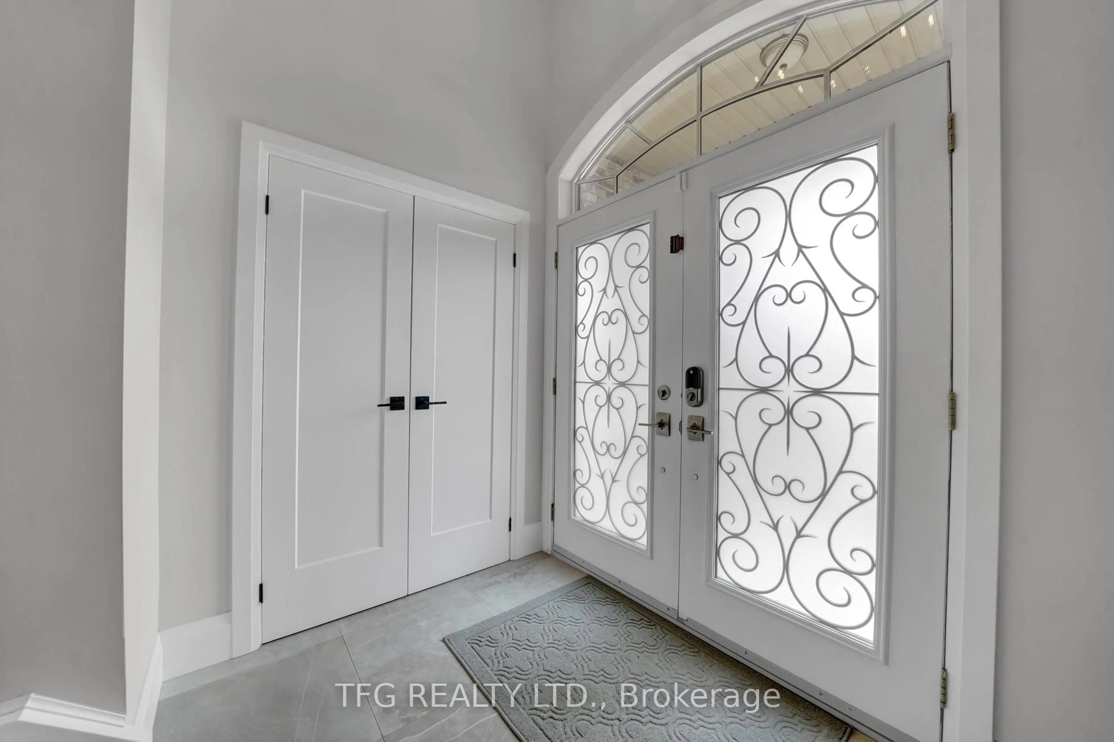 Indoor entryway for 944 Grand Ridge Ave, Oshawa Ontario L1K 3B4