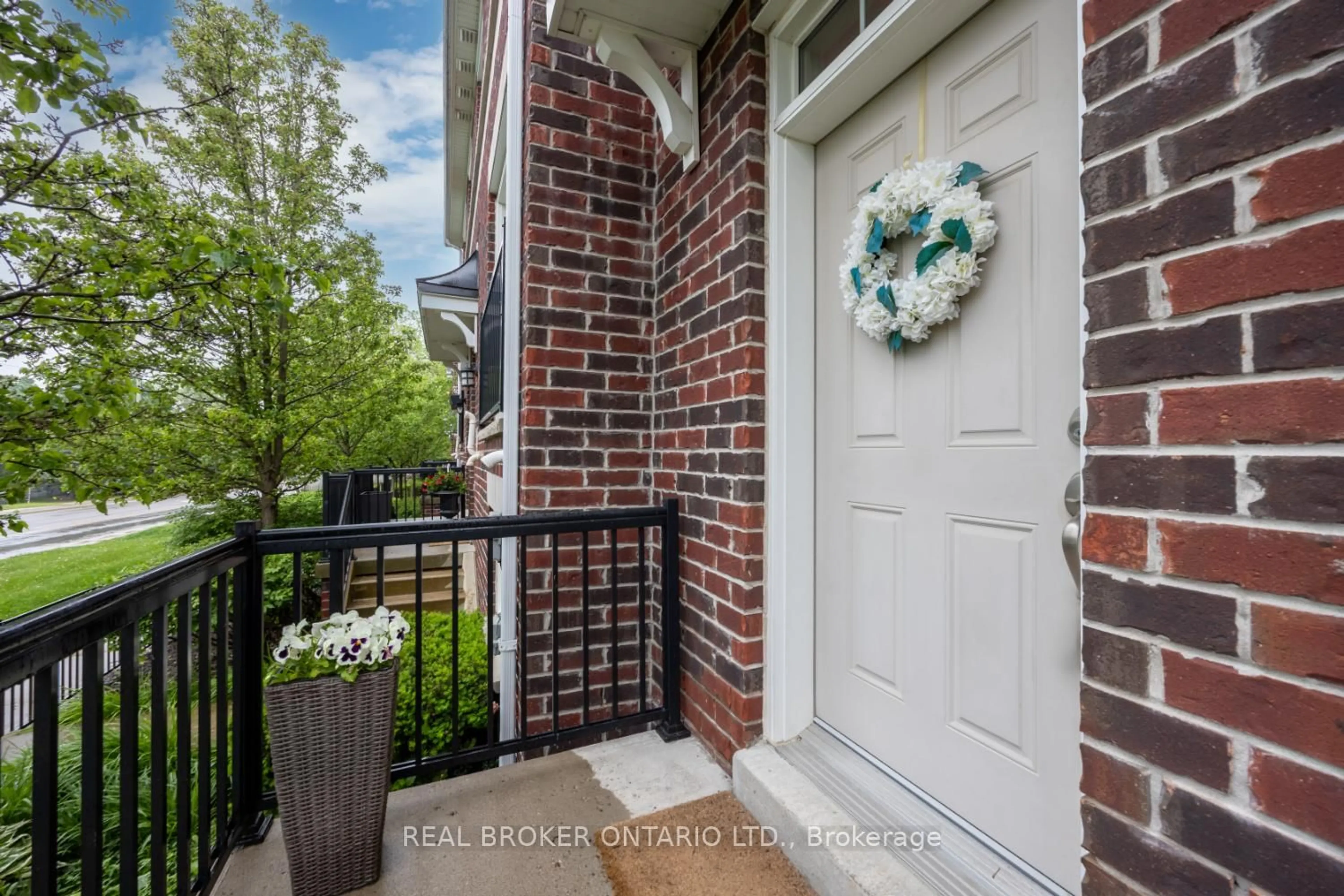 Indoor entryway for 571 Longworth Ave #9, Clarington Ontario L1C 0H3