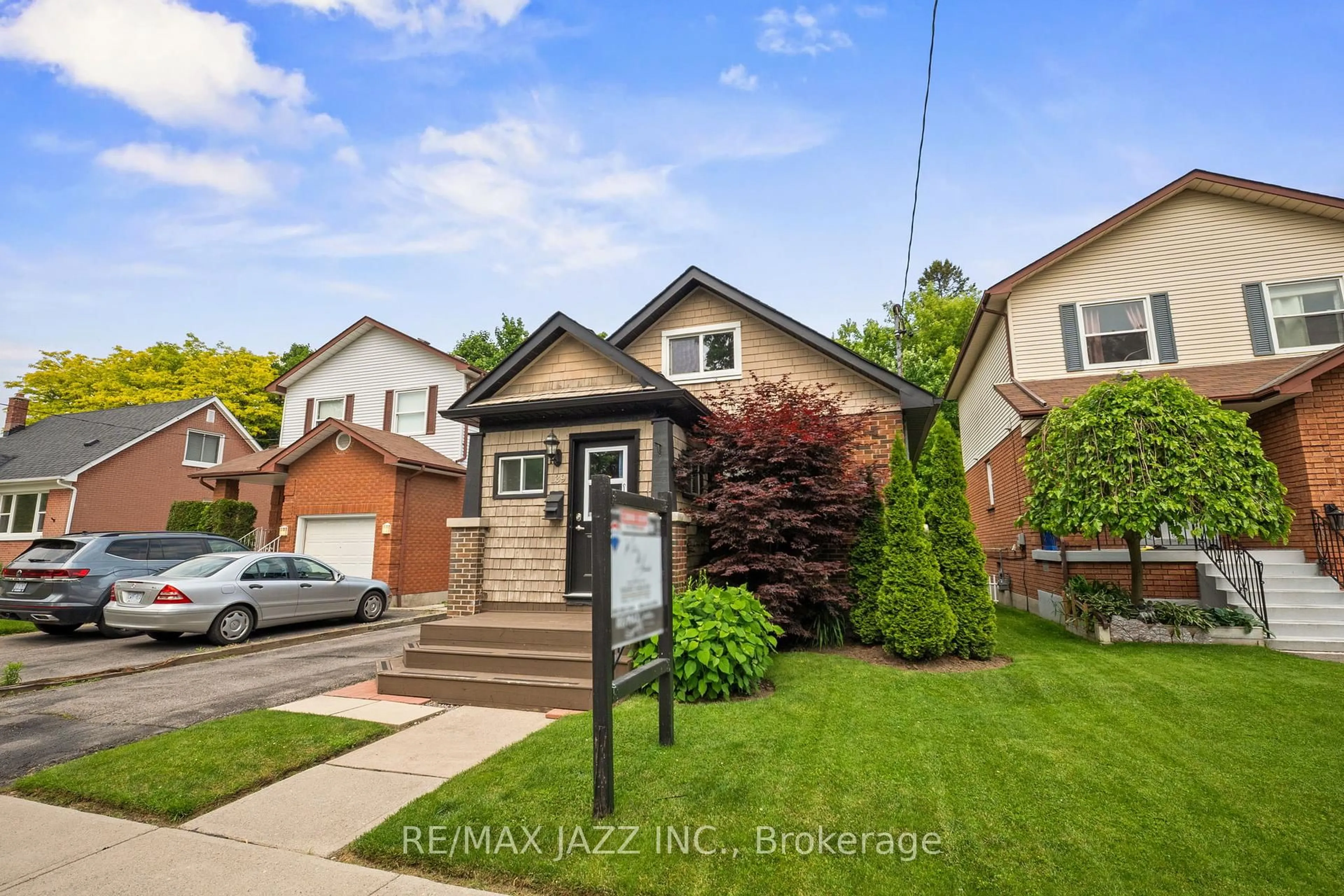 Home with brick exterior material, street for 139 Warren Ave, Oshawa Ontario L1J 4G5
