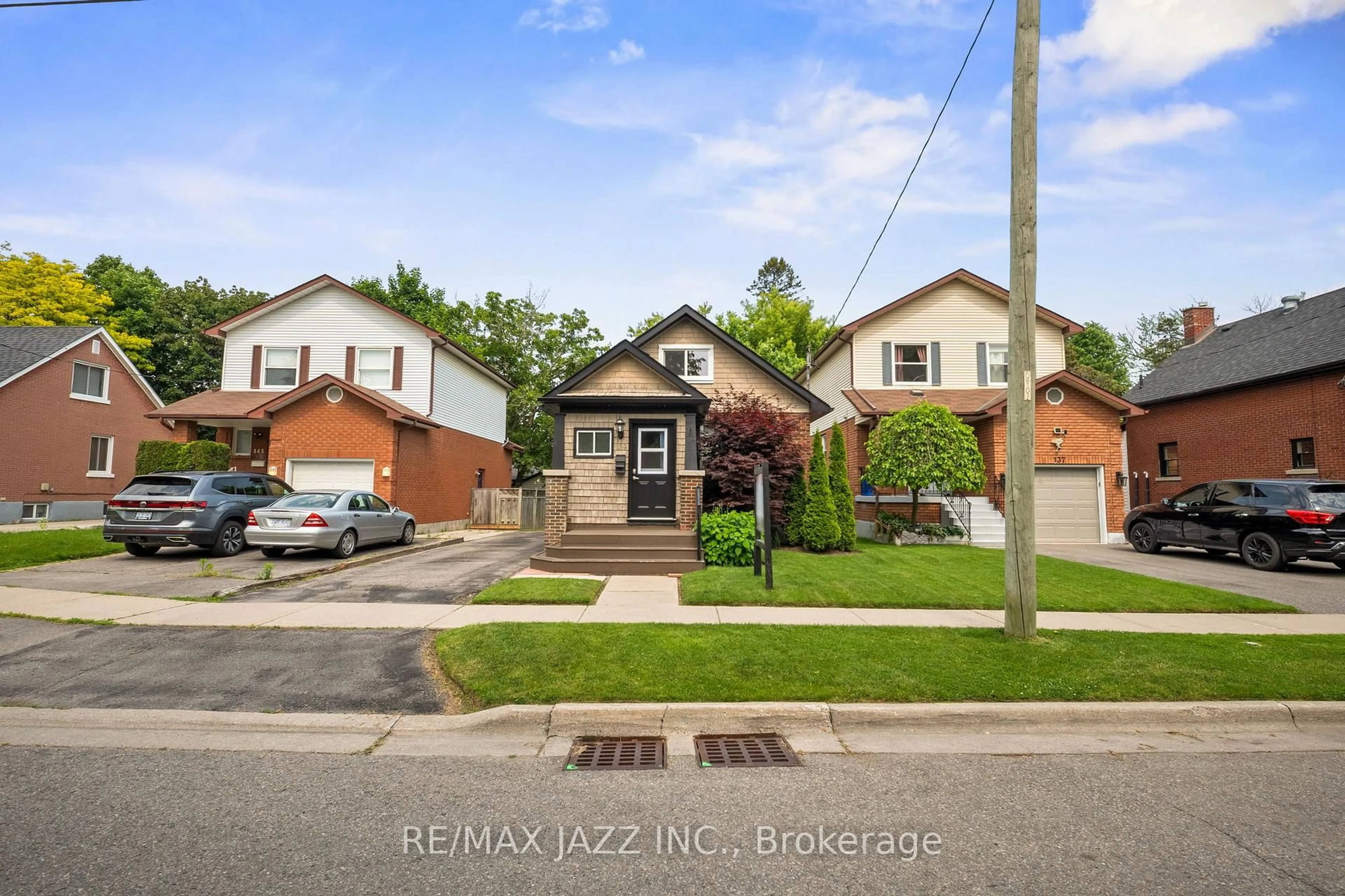 Home with brick exterior material, street for 139 Warren Ave, Oshawa Ontario L1J 4G5