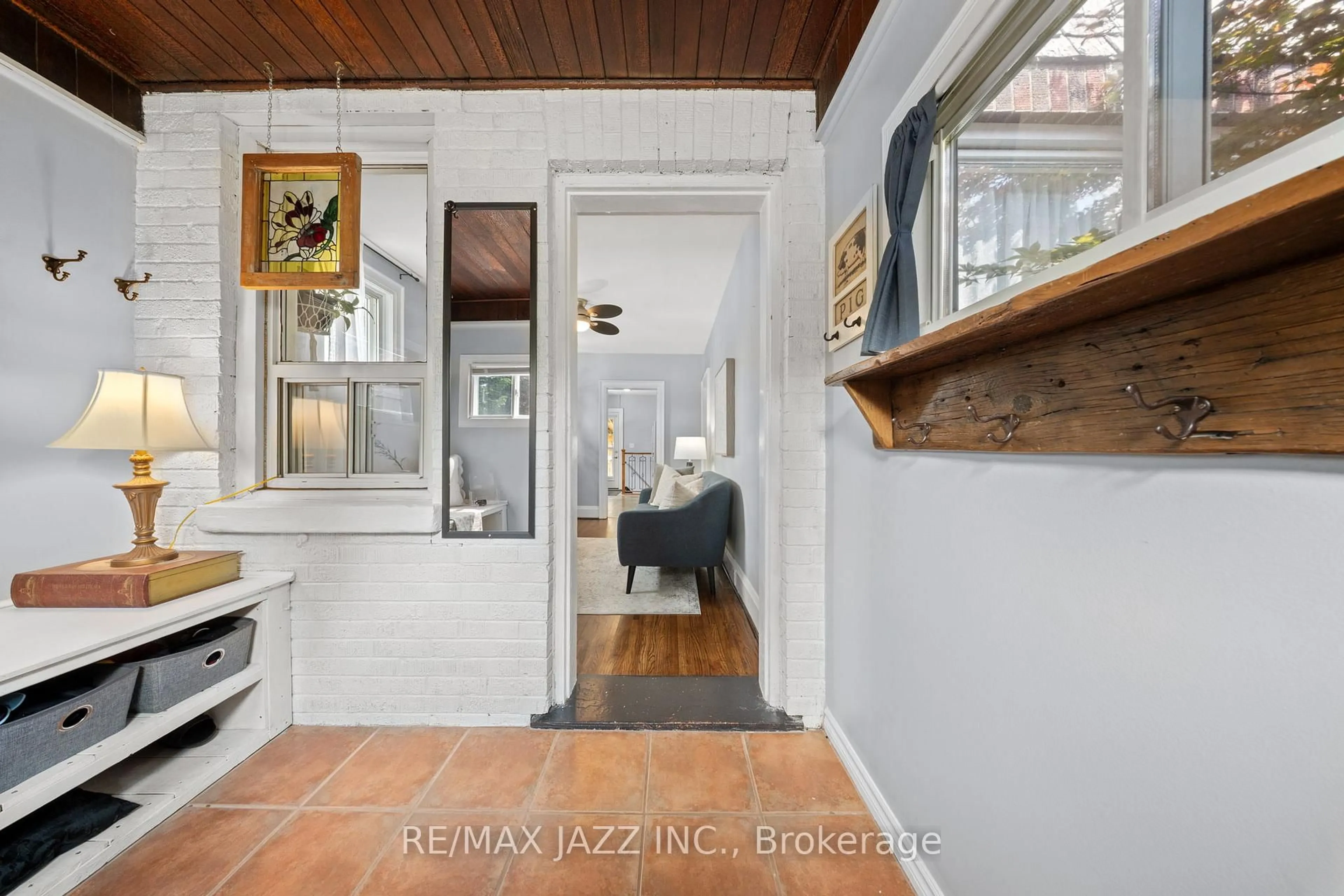 Indoor entryway for 139 Warren Ave, Oshawa Ontario L1J 4G5