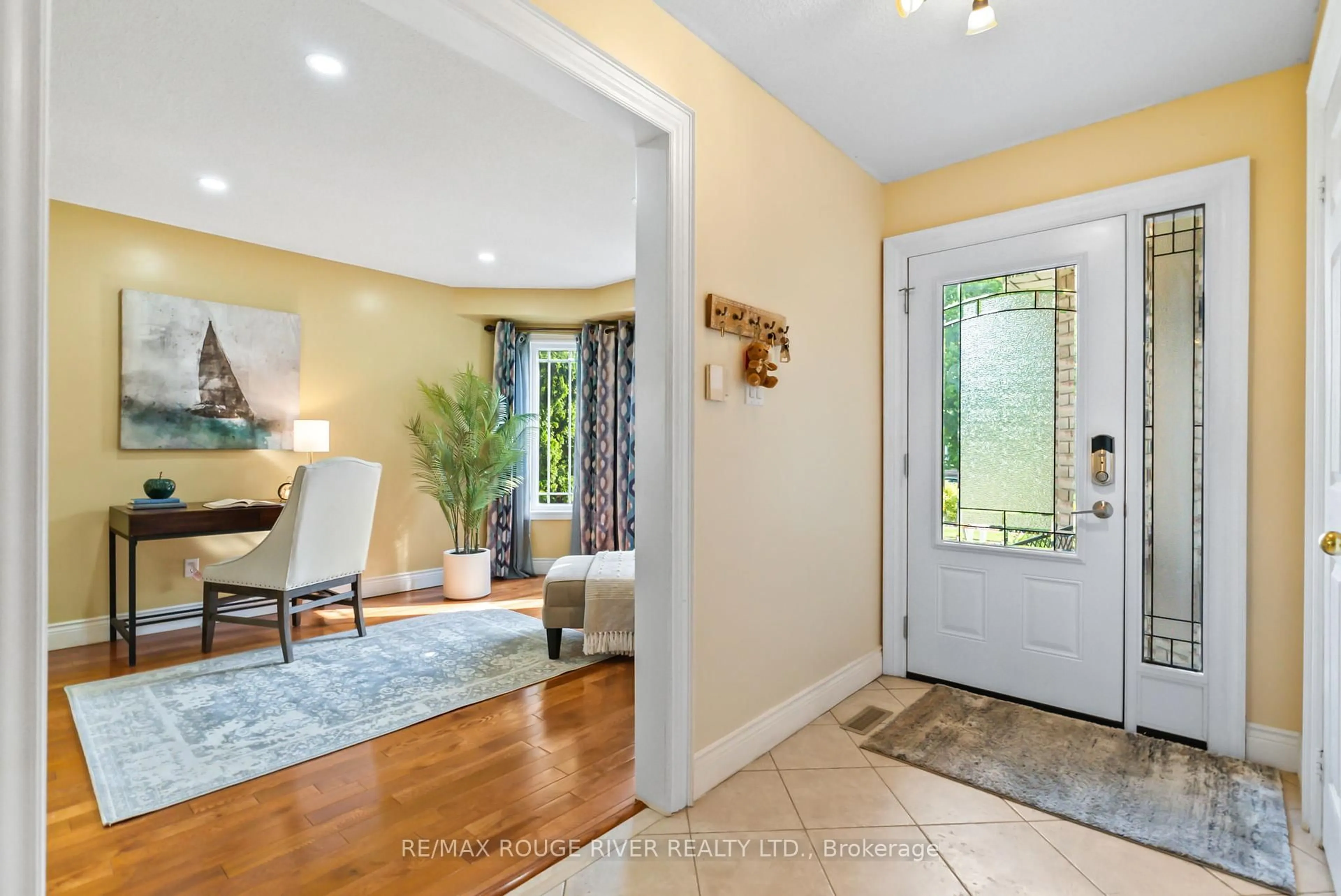 Indoor entryway for 41 Valleywood Dr, Whitby Ontario L1R 2J5