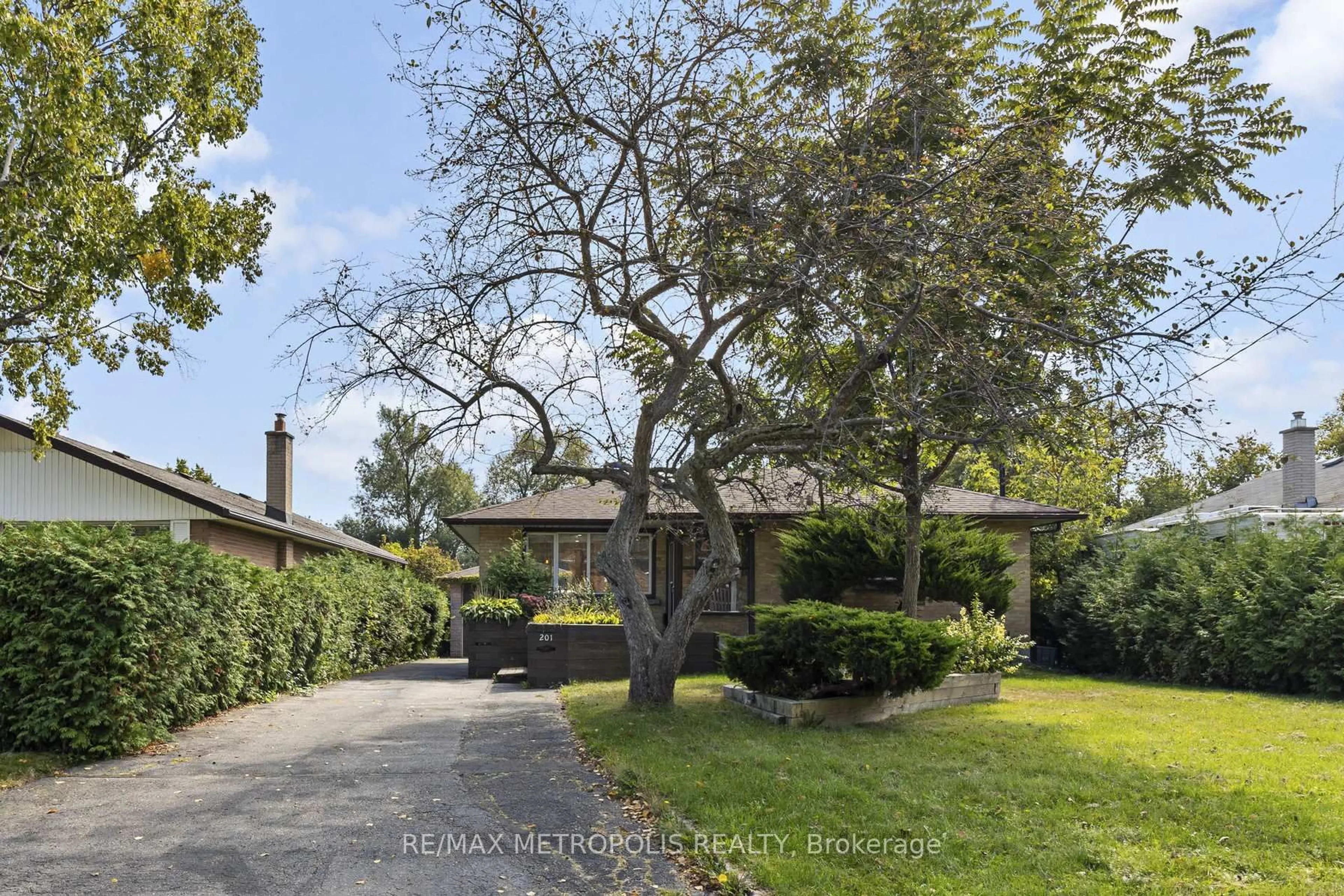 A pic from outside/outdoor area/front of a property/back of a property/a pic from drone, street for 201 Southlawn Ave, Oshawa Ontario L1H 3Y5
