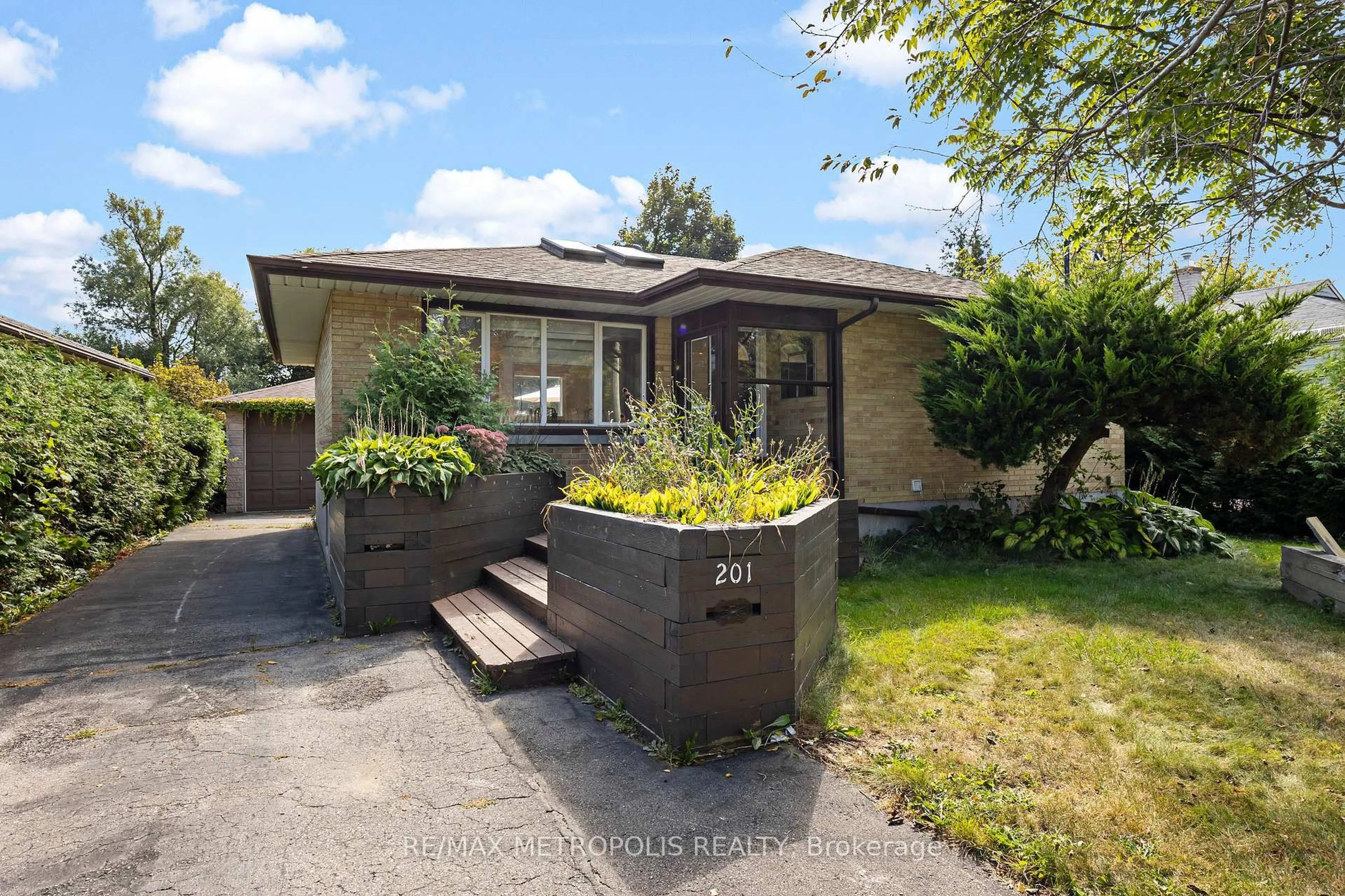 Unknown for 201 Southlawn Ave, Oshawa Ontario L1H 3Y5