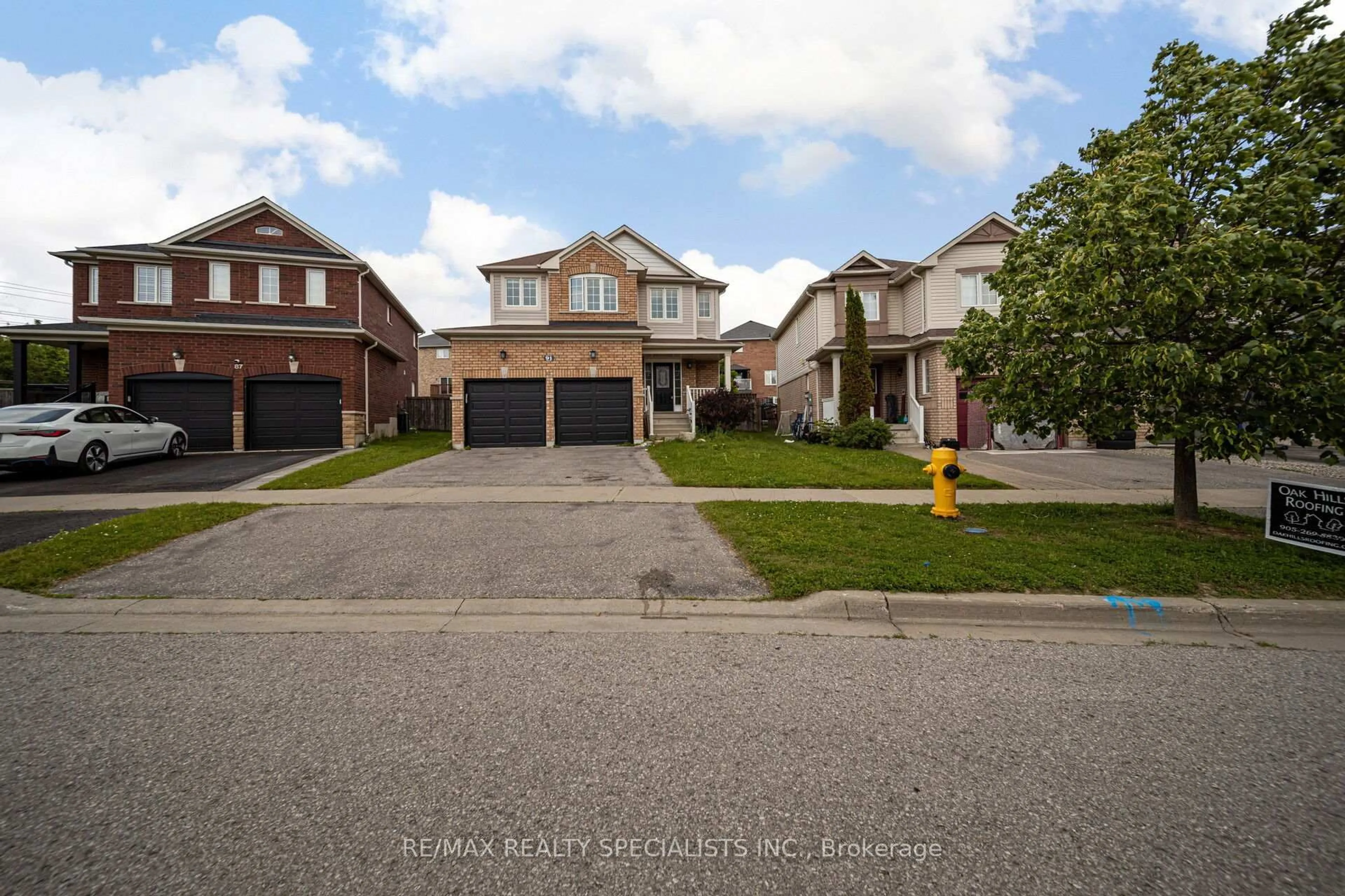 A pic from outside/outdoor area/front of a property/back of a property/a pic from drone, street for 91 Laprade Sq, Clarington Ontario L1C 0C9