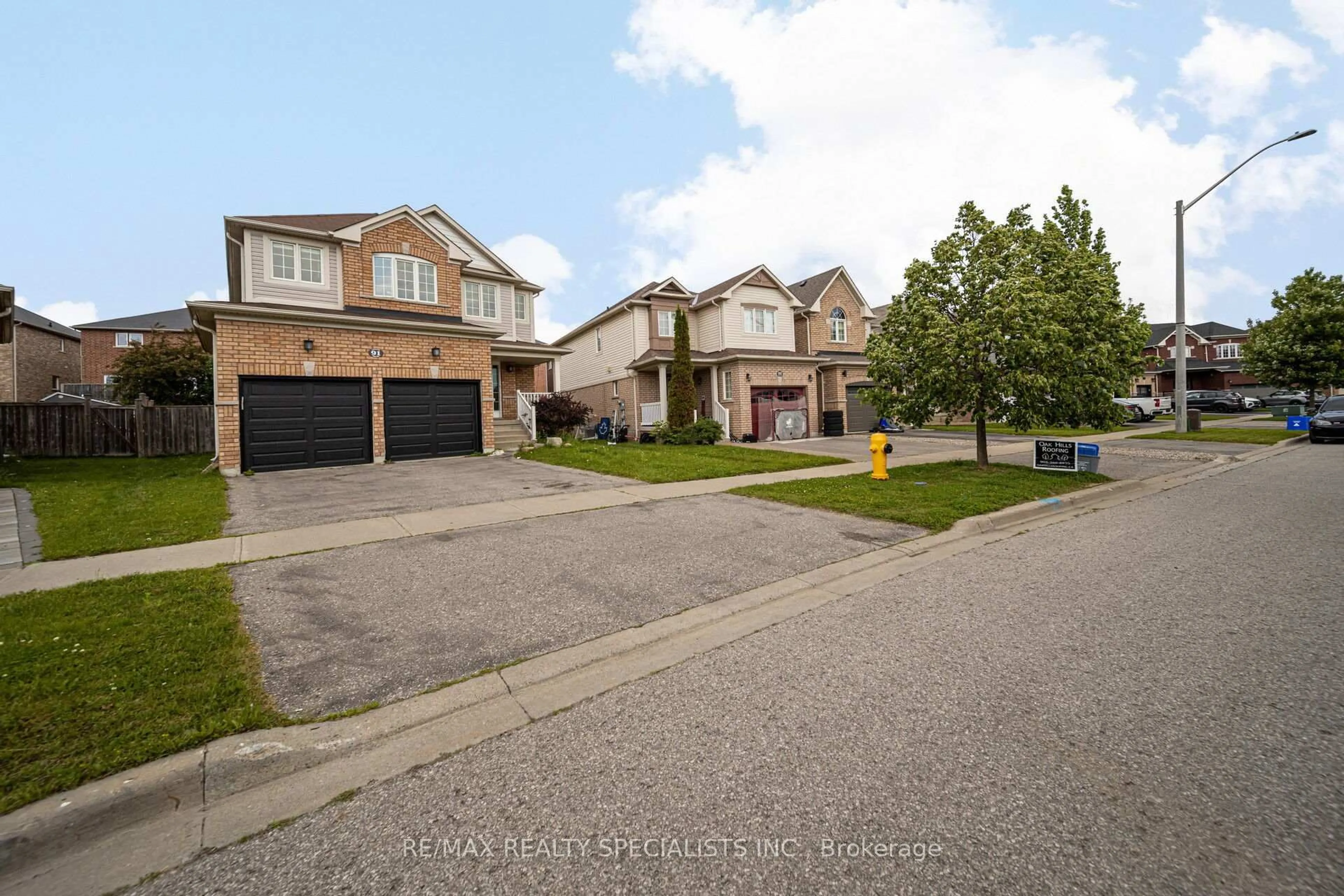 A pic from outside/outdoor area/front of a property/back of a property/a pic from drone, street for 91 Laprade Sq, Clarington Ontario L1C 0C9