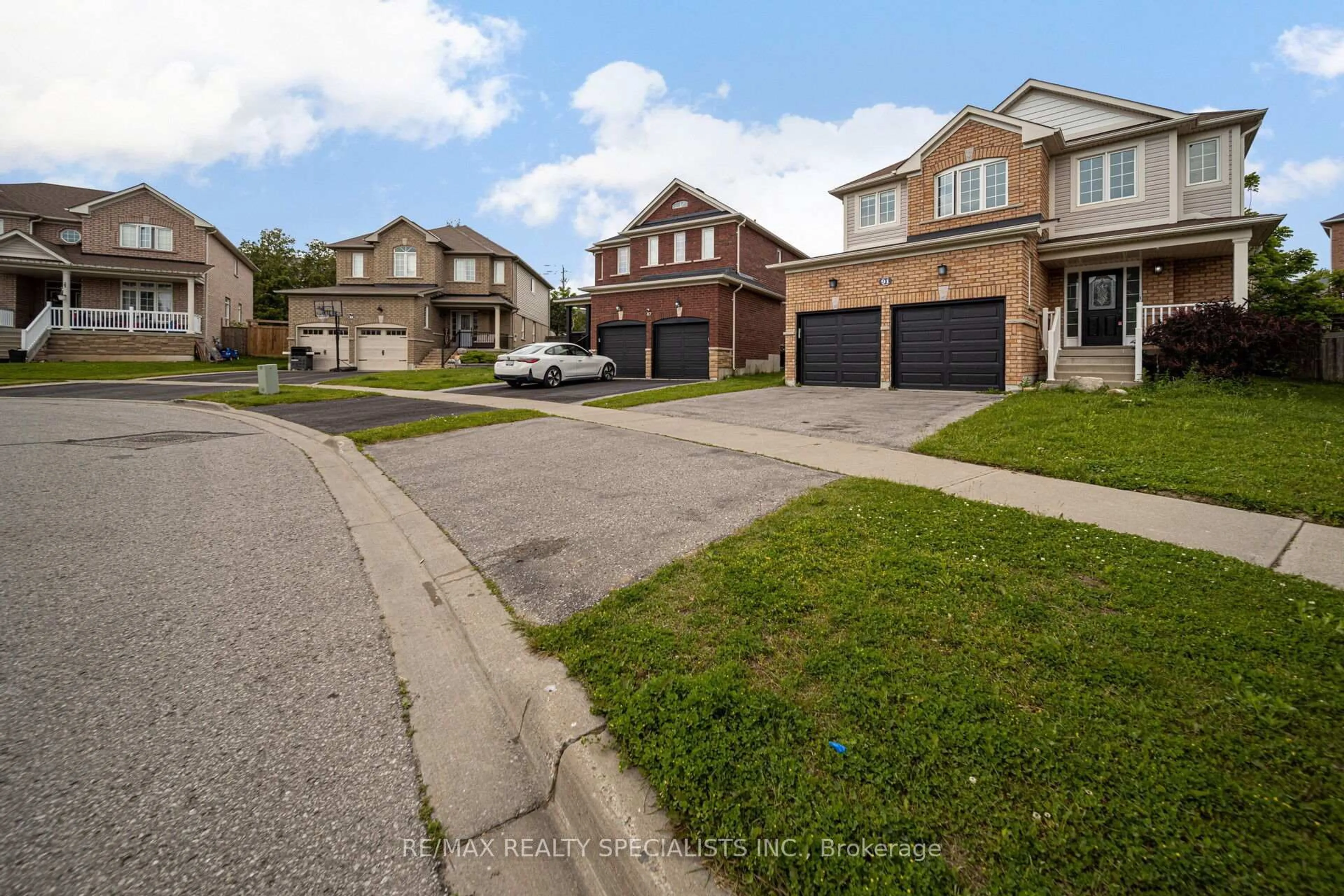A pic from outside/outdoor area/front of a property/back of a property/a pic from drone, street for 91 Laprade Sq, Clarington Ontario L1C 0C9