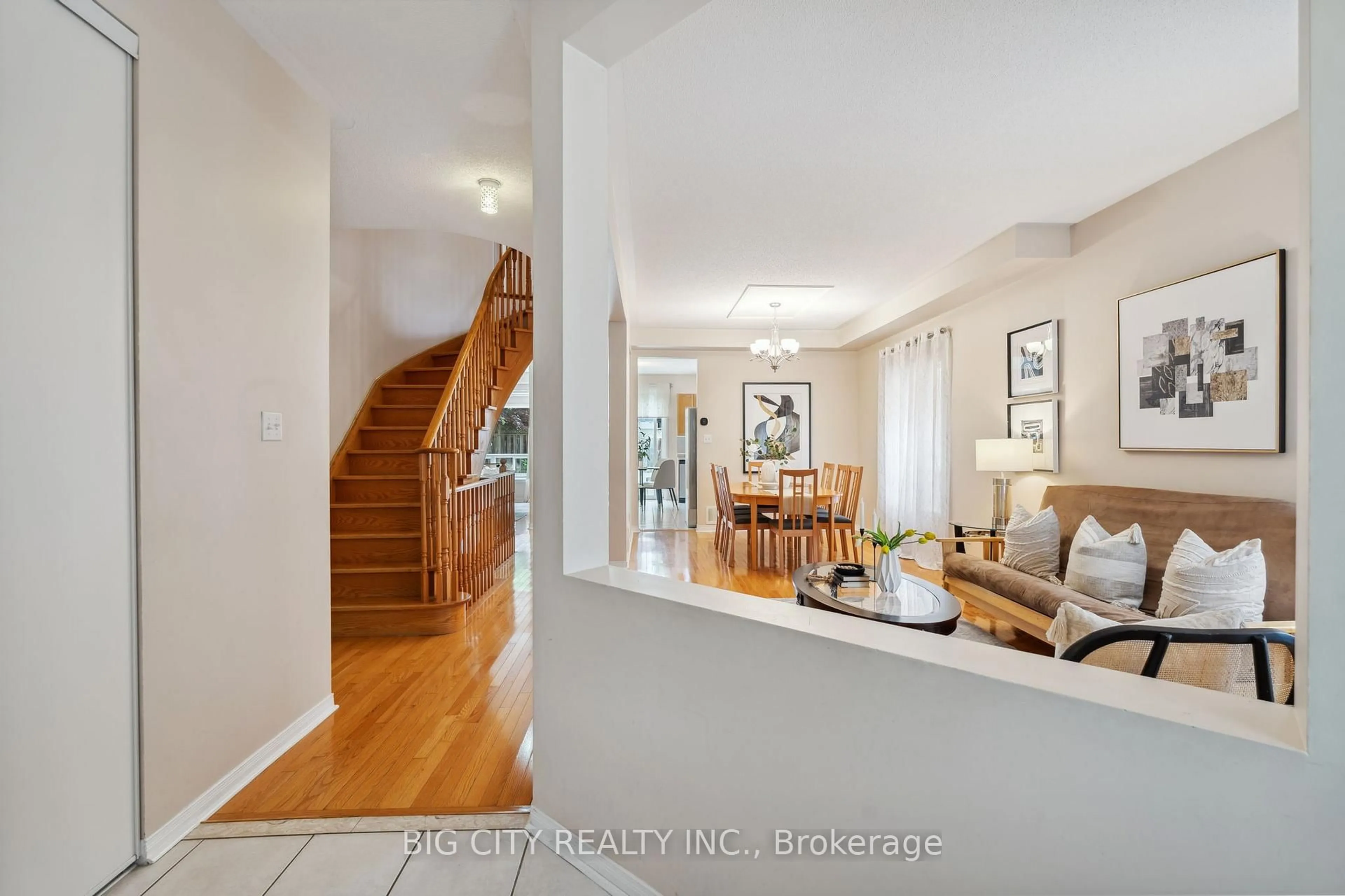 Indoor entryway for 37 Castleford Dr, Toronto Ontario M1T 3X4