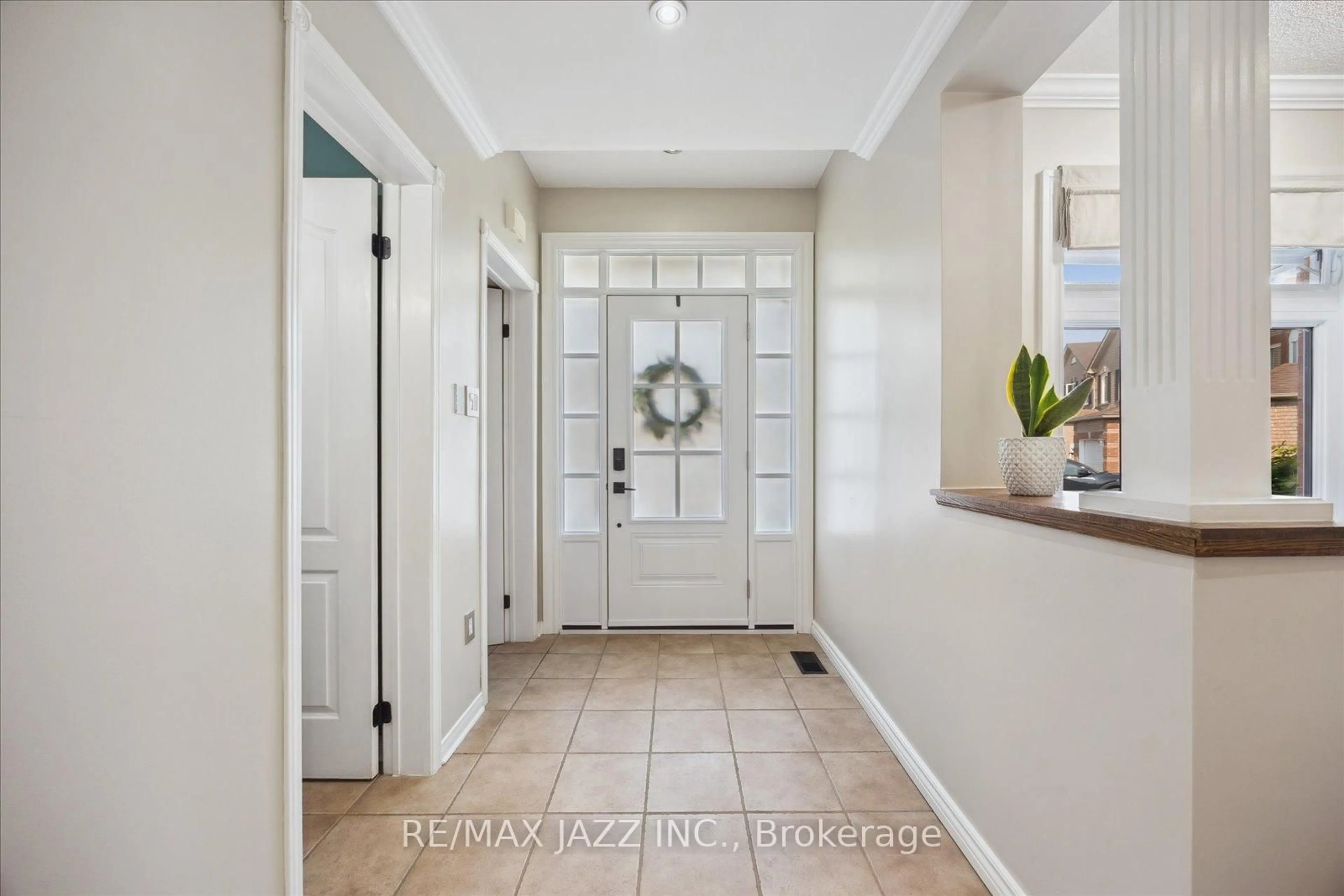 Indoor entryway for 65 Fry Cres, Clarington Ontario L1C 4Y3