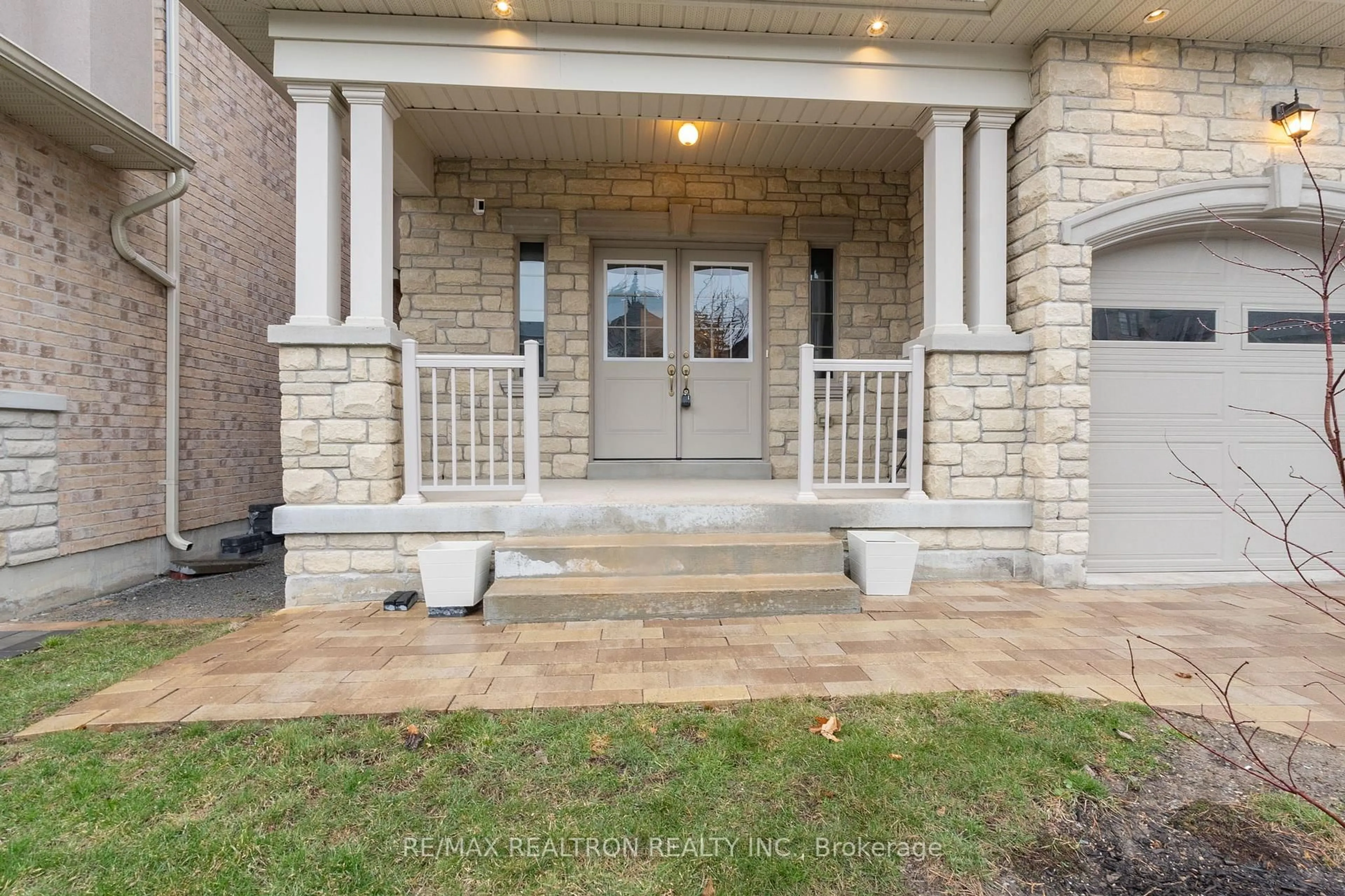 Indoor entryway for 874 Wingarden Cres, Pickering Ontario L1V 7C5