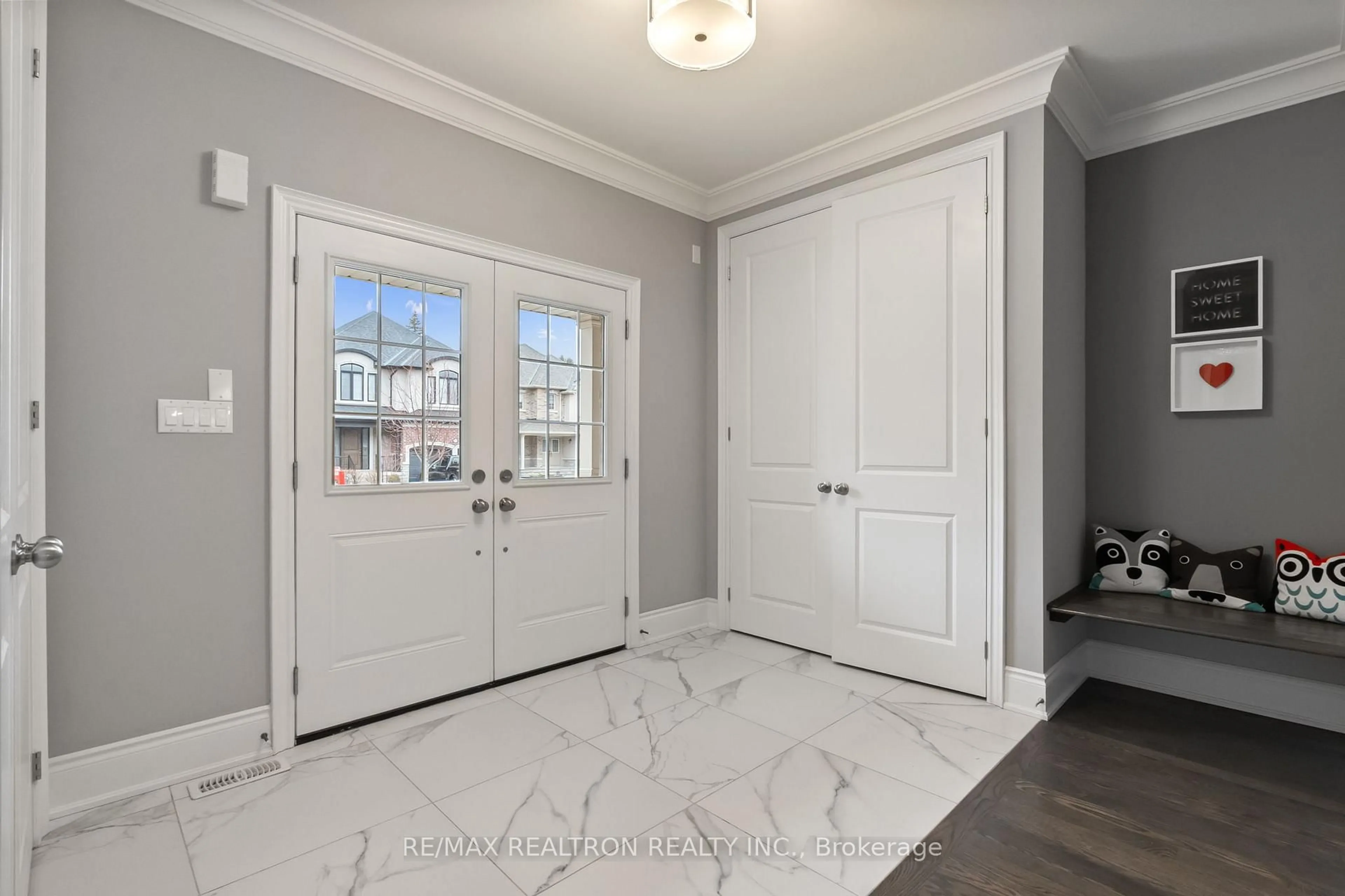 Indoor entryway for 874 Wingarden Cres, Pickering Ontario L1V 7C5