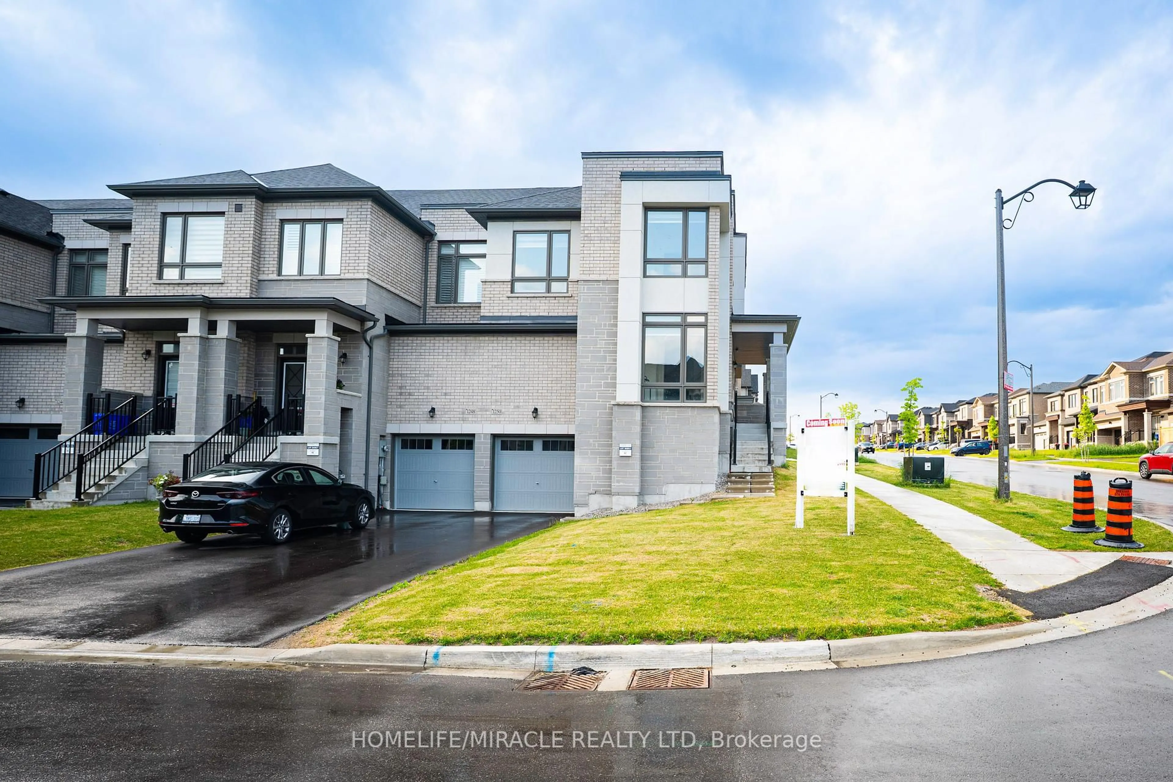 A pic from outside/outdoor area/front of a property/back of a property/a pic from drone, street for 1250 Rexton Dr, Oshawa Ontario L1H 8L7