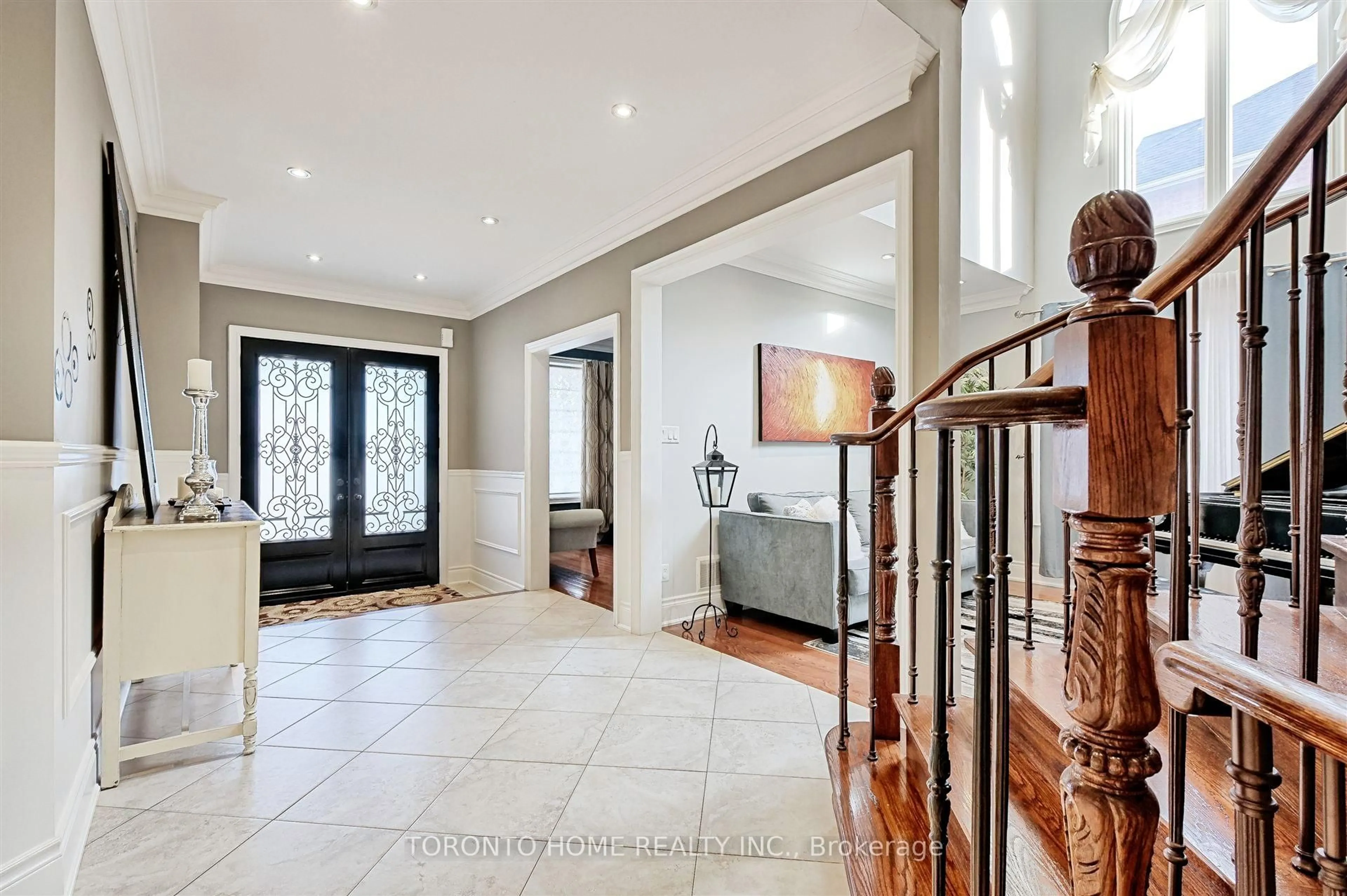Indoor foyer for 1799 Grayabbey Crt, Pickering Ontario L1V 7G2