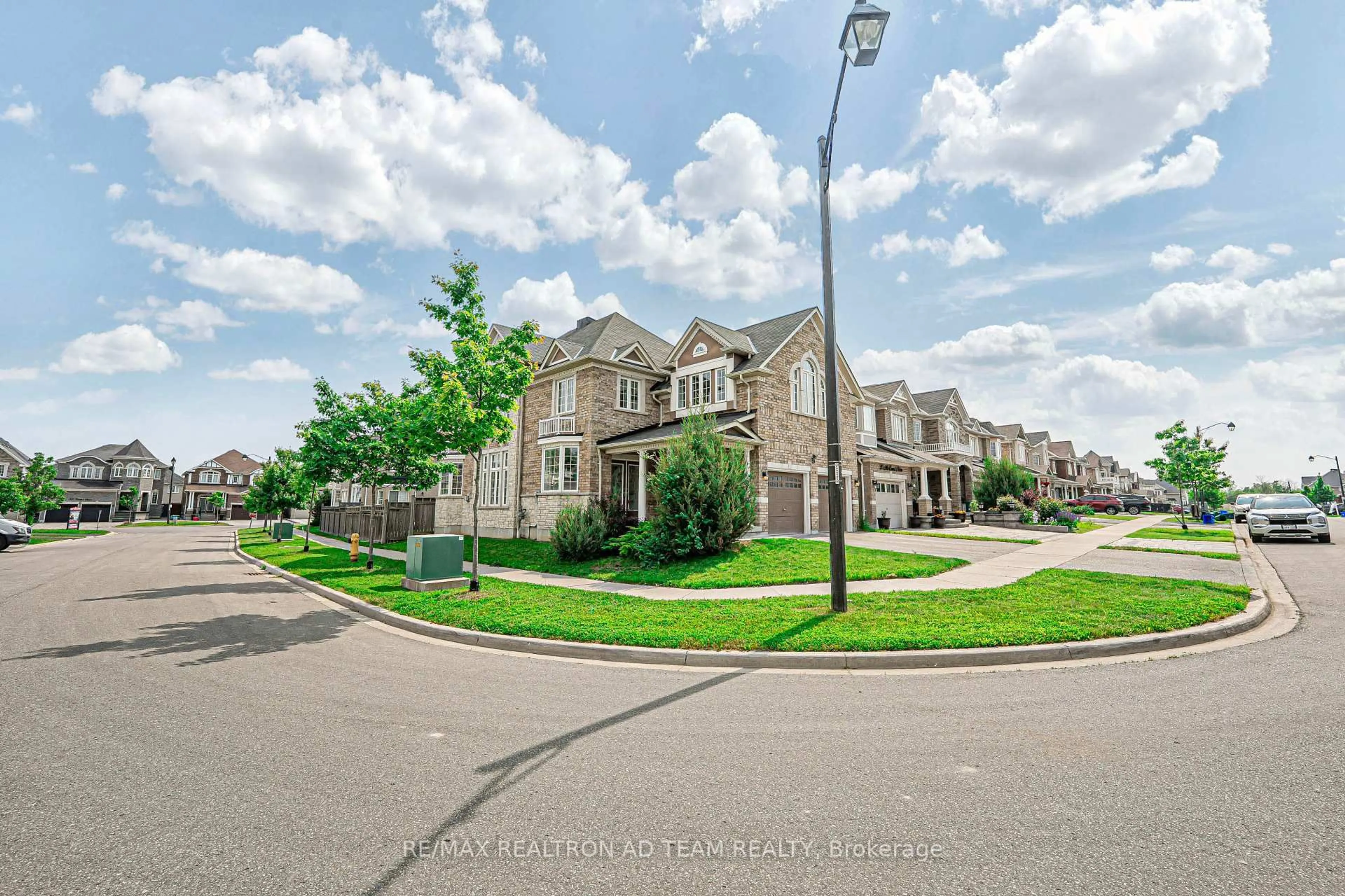 A pic from outside/outdoor area/front of a property/back of a property/a pic from drone, street for 35 Mccourt Dr, Ajax Ontario L1Z 0P1