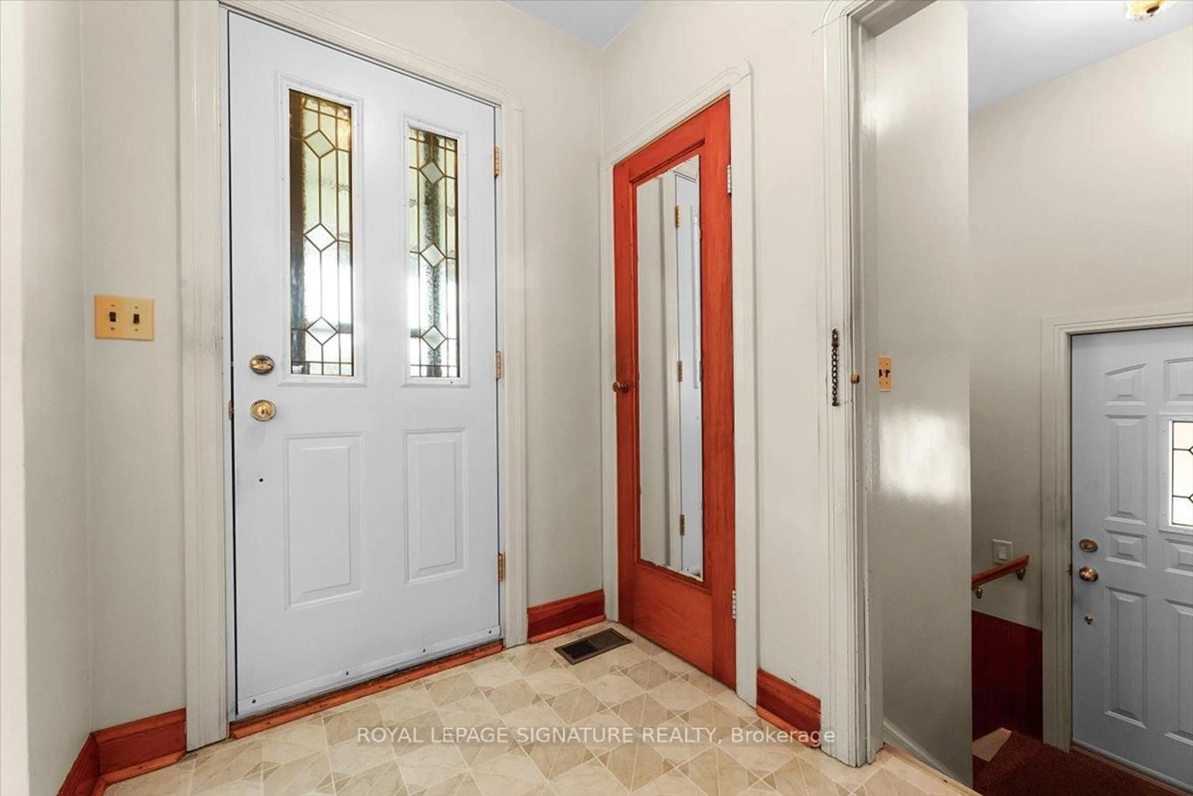 Indoor entryway for 234 Etna Ave, Oshawa Ontario L1H 3B8