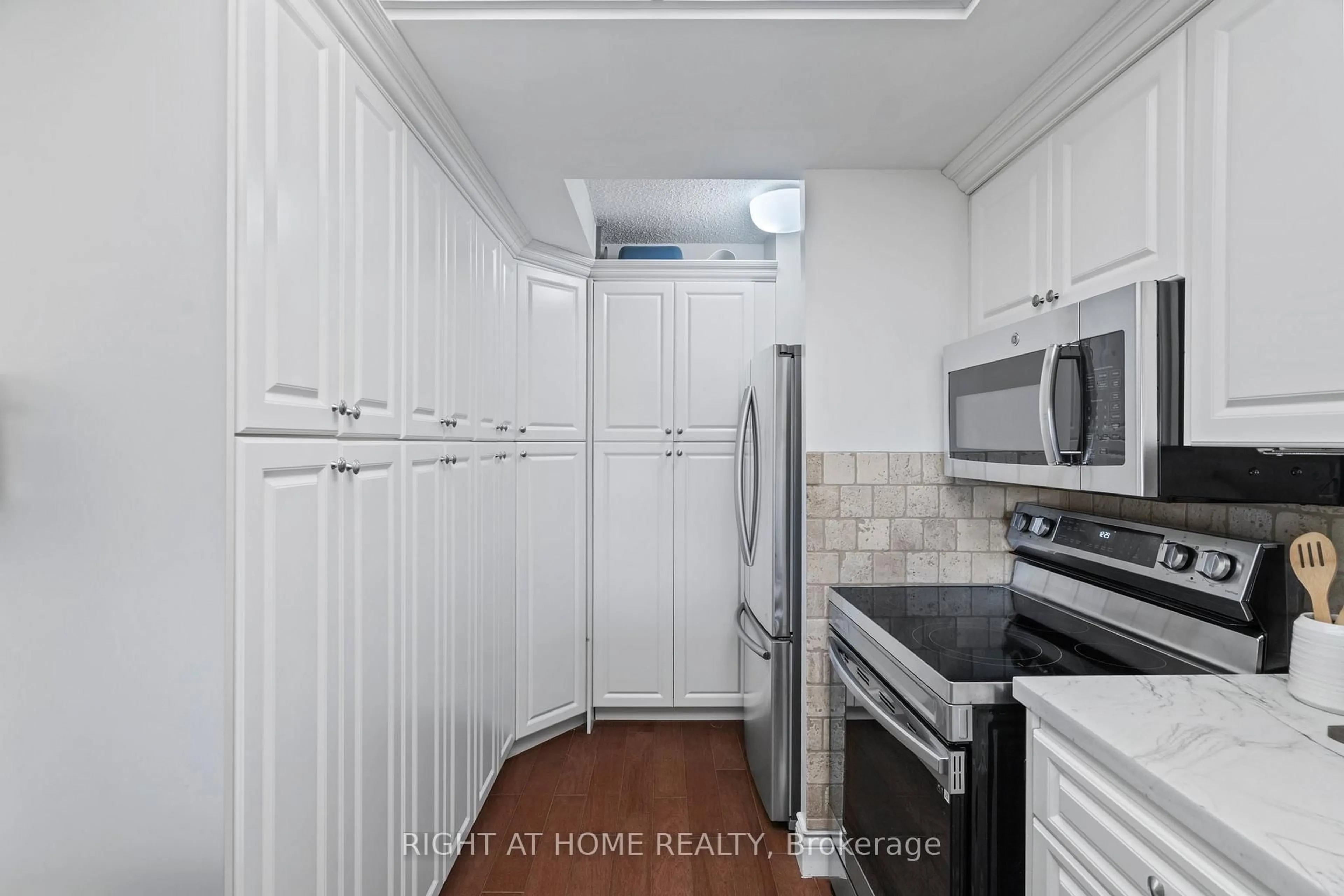 Standard kitchen, unknown for 712 Rossland Rd #415, Whitby Ontario L1N 9E8