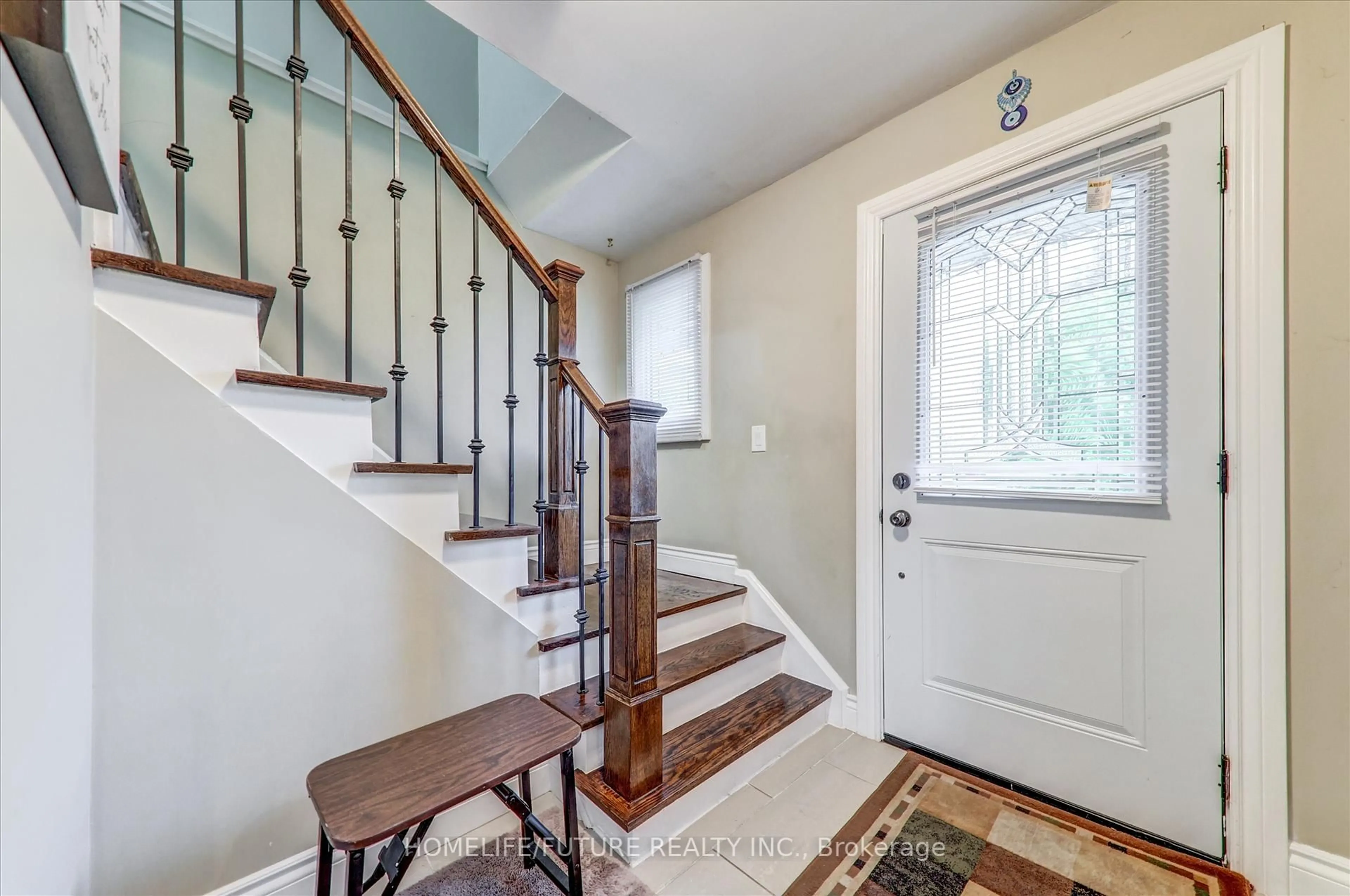Indoor entryway for 515 Harwood Dr, Oshawa Ontario L1G 2V2