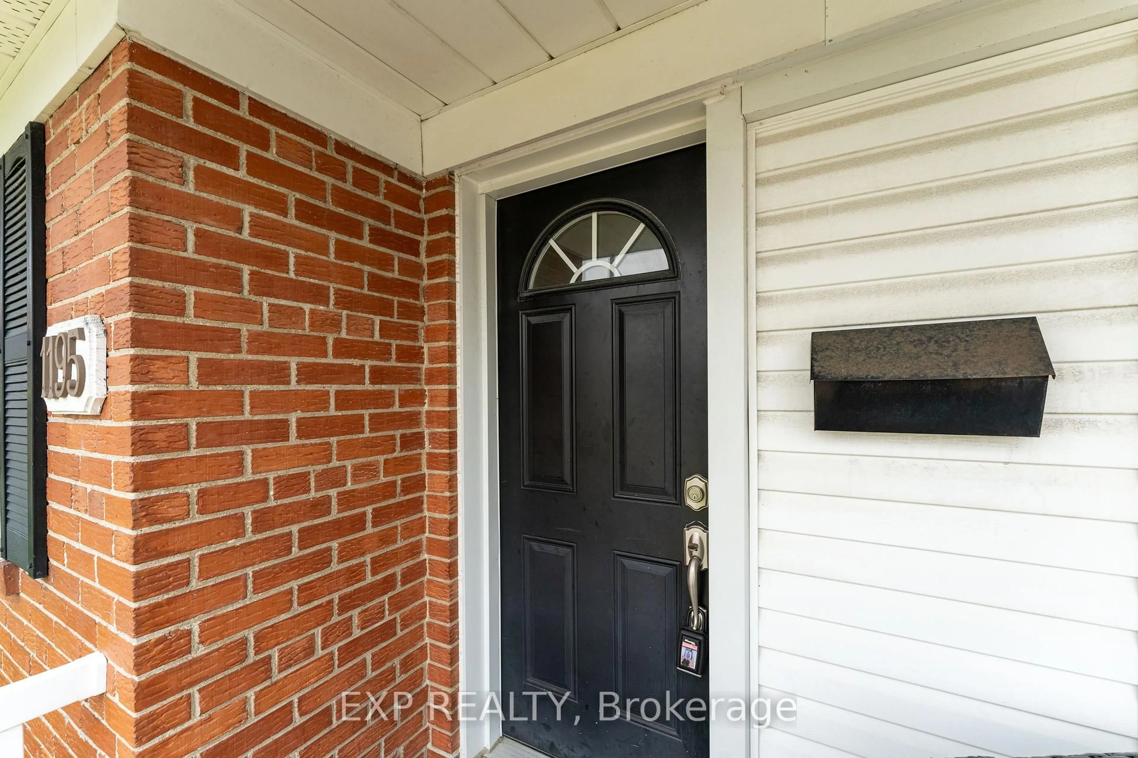 Indoor entryway for 1195 Wecker Dr, Oshawa Ontario L1J 3N9