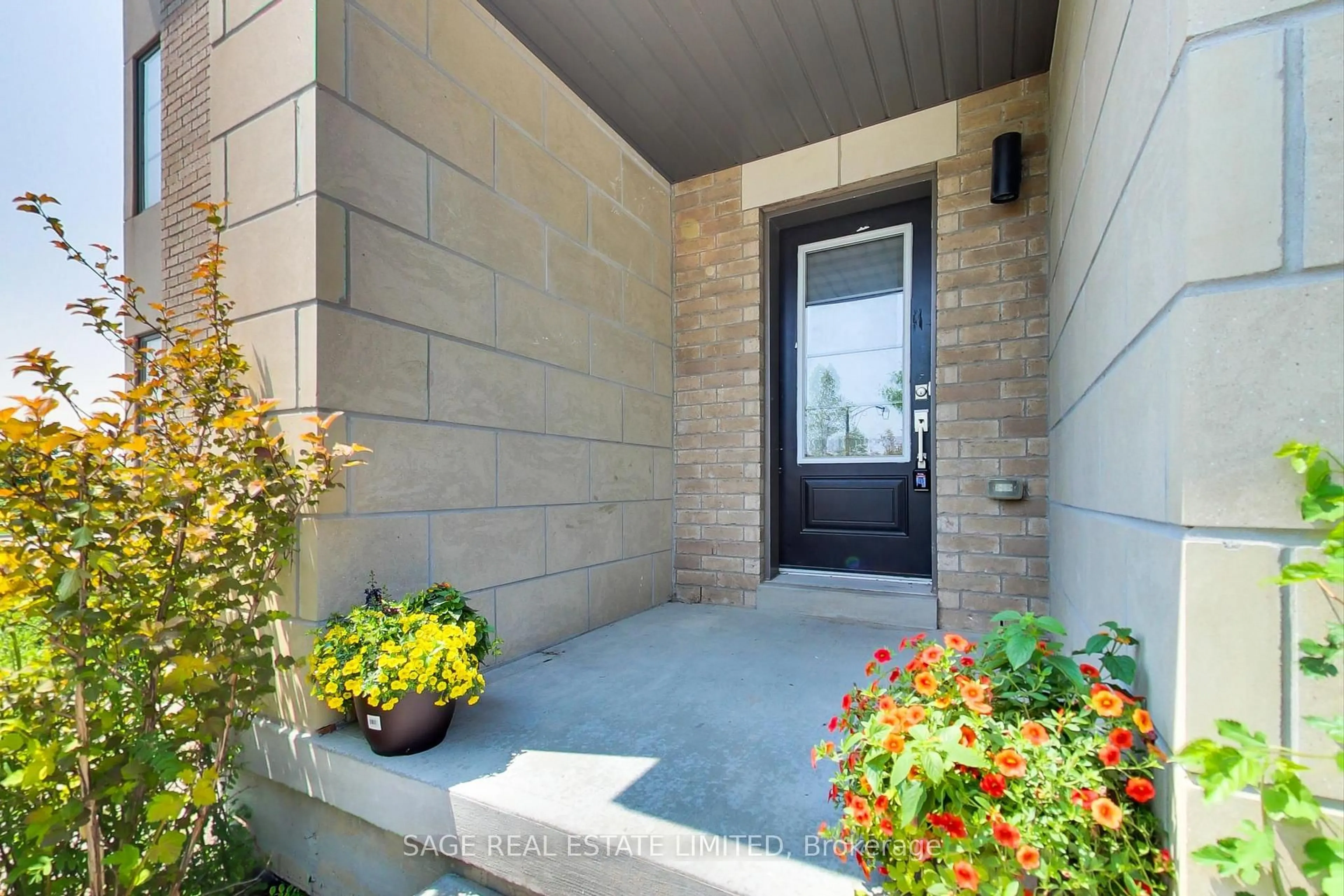 Indoor entryway for 39 Pallock Hill Way, Whitby Ontario L1R 0N5