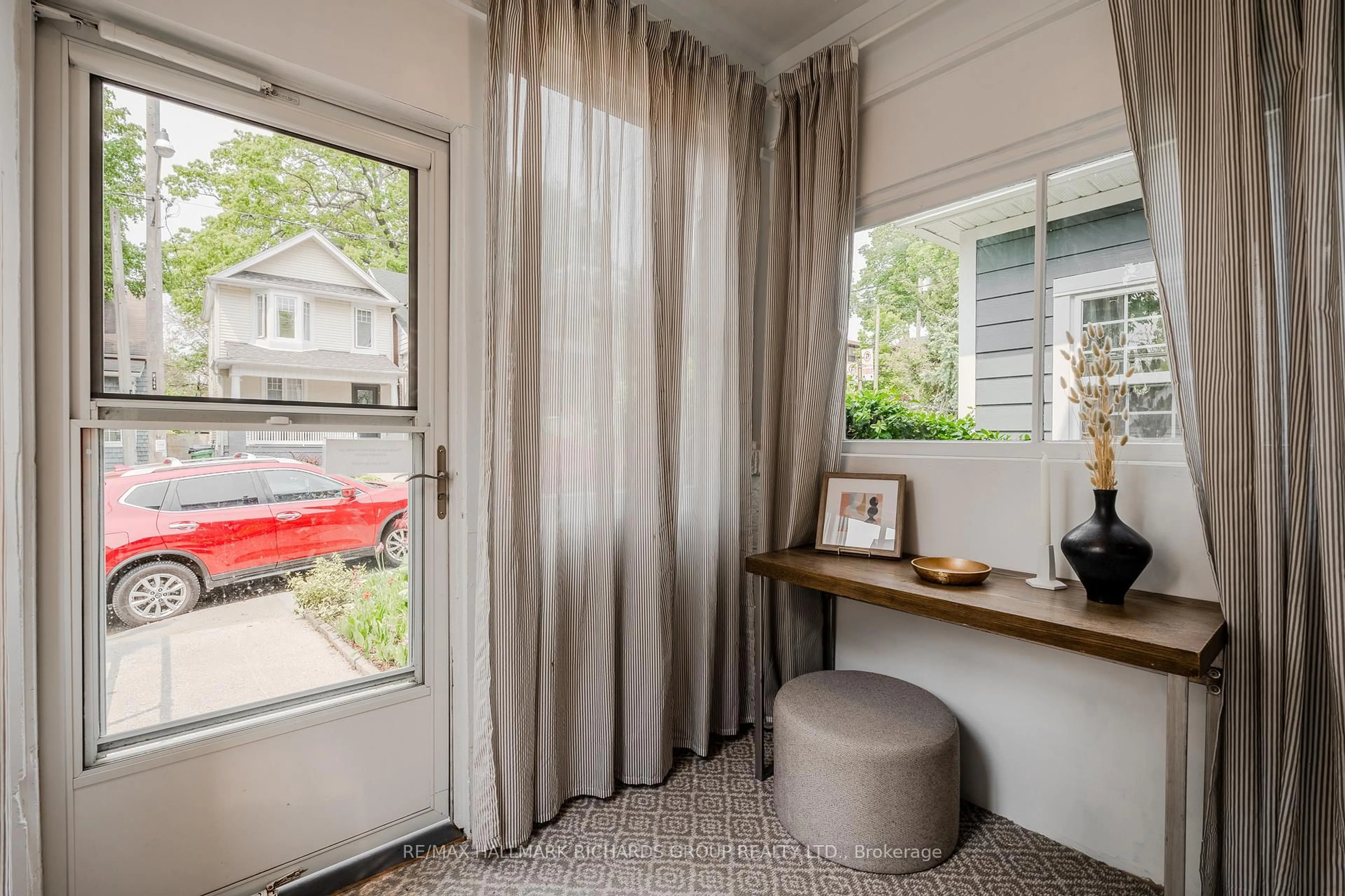 Indoor entryway for 155 Golfview Ave, Toronto Ontario M4E 2K6