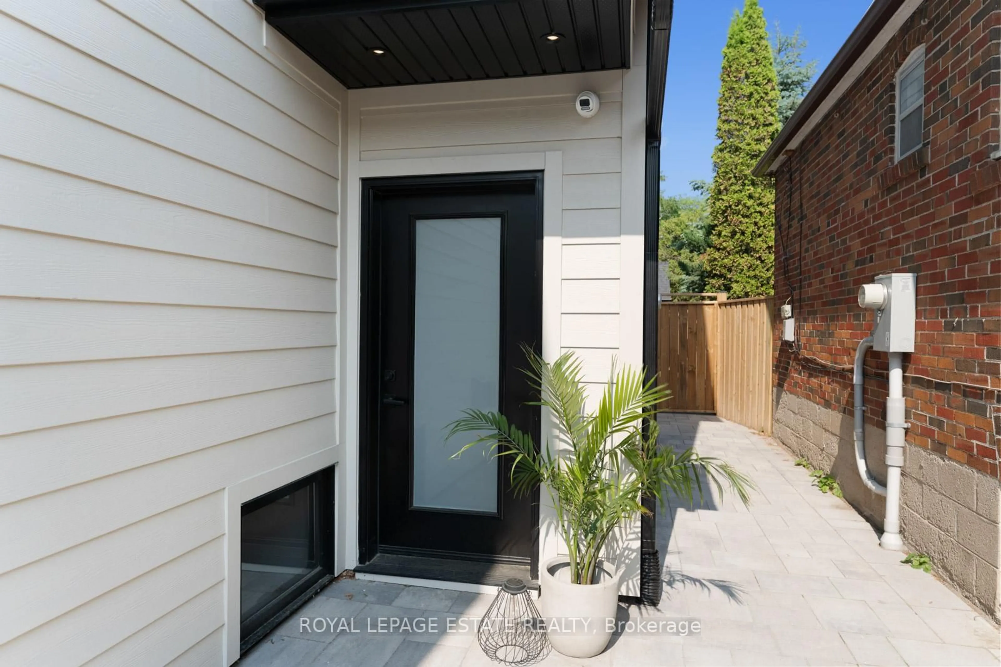 Indoor entryway for 11 Hunt Club Dr, Toronto Ontario M1N 2W6