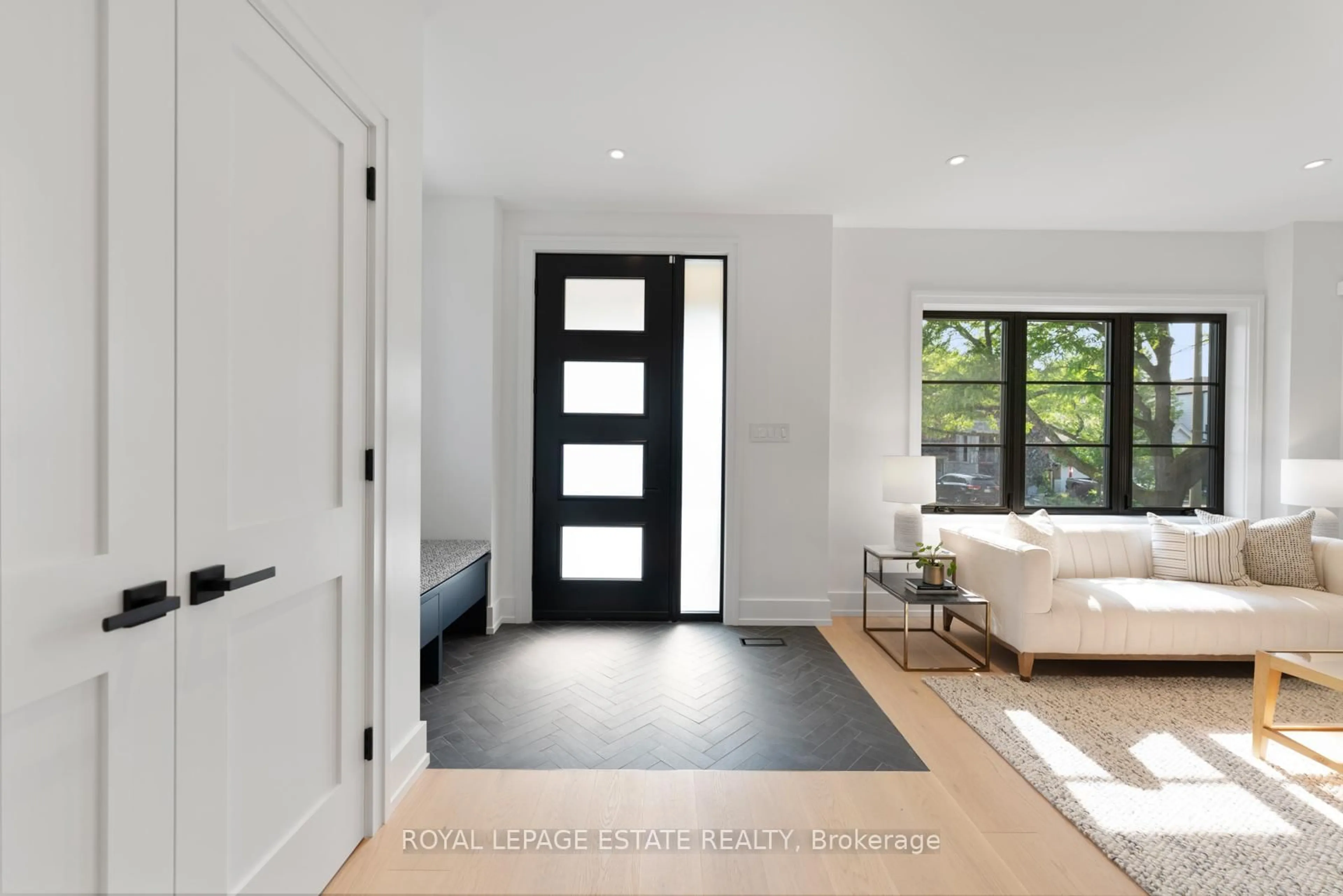 Indoor entryway for 11 Hunt Club Dr, Toronto Ontario M1N 2W6