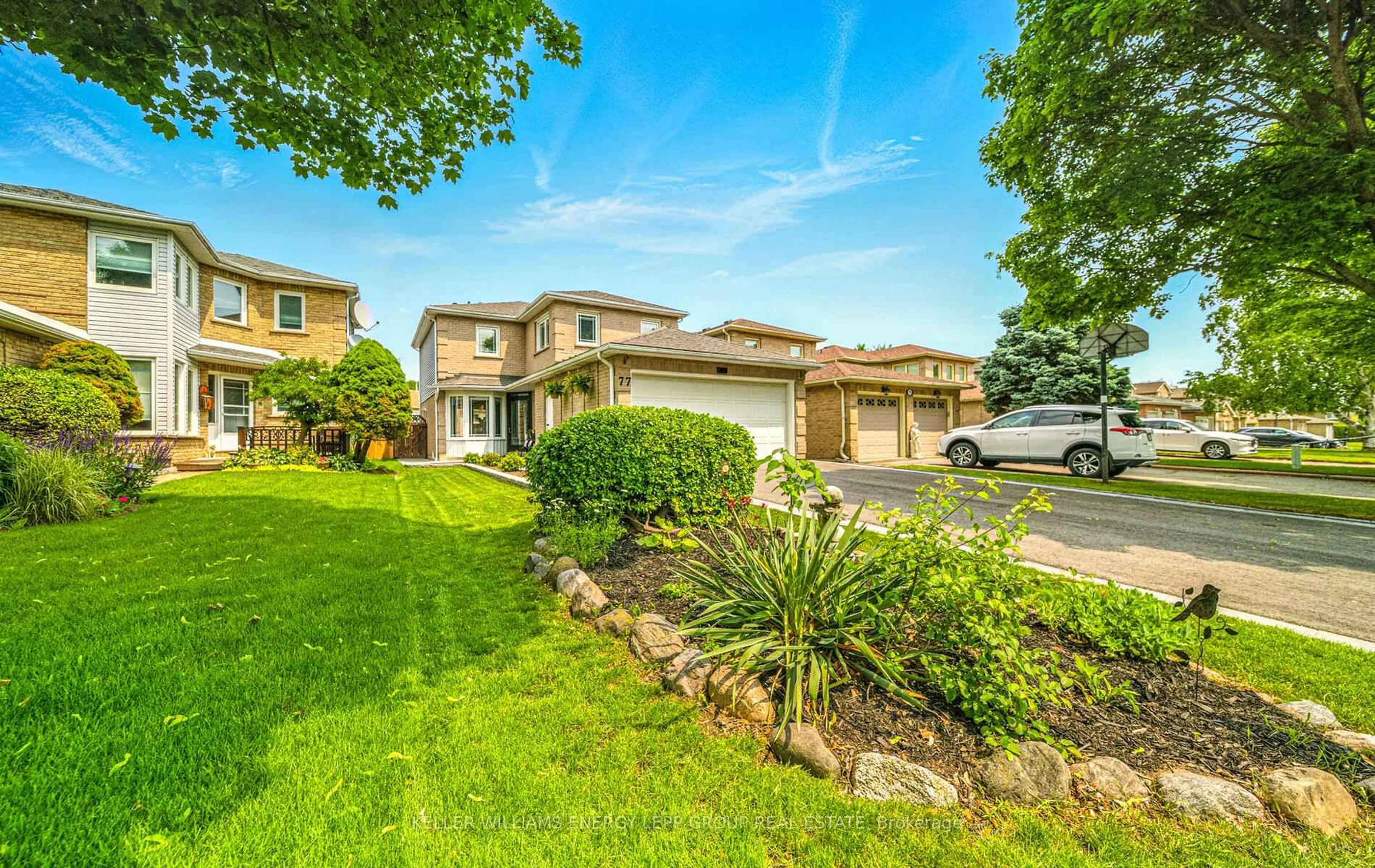 A pic from outside/outdoor area/front of a property/back of a property/a pic from drone, street for 77 Hemingford Pl, Whitby Ontario L1R 1E8