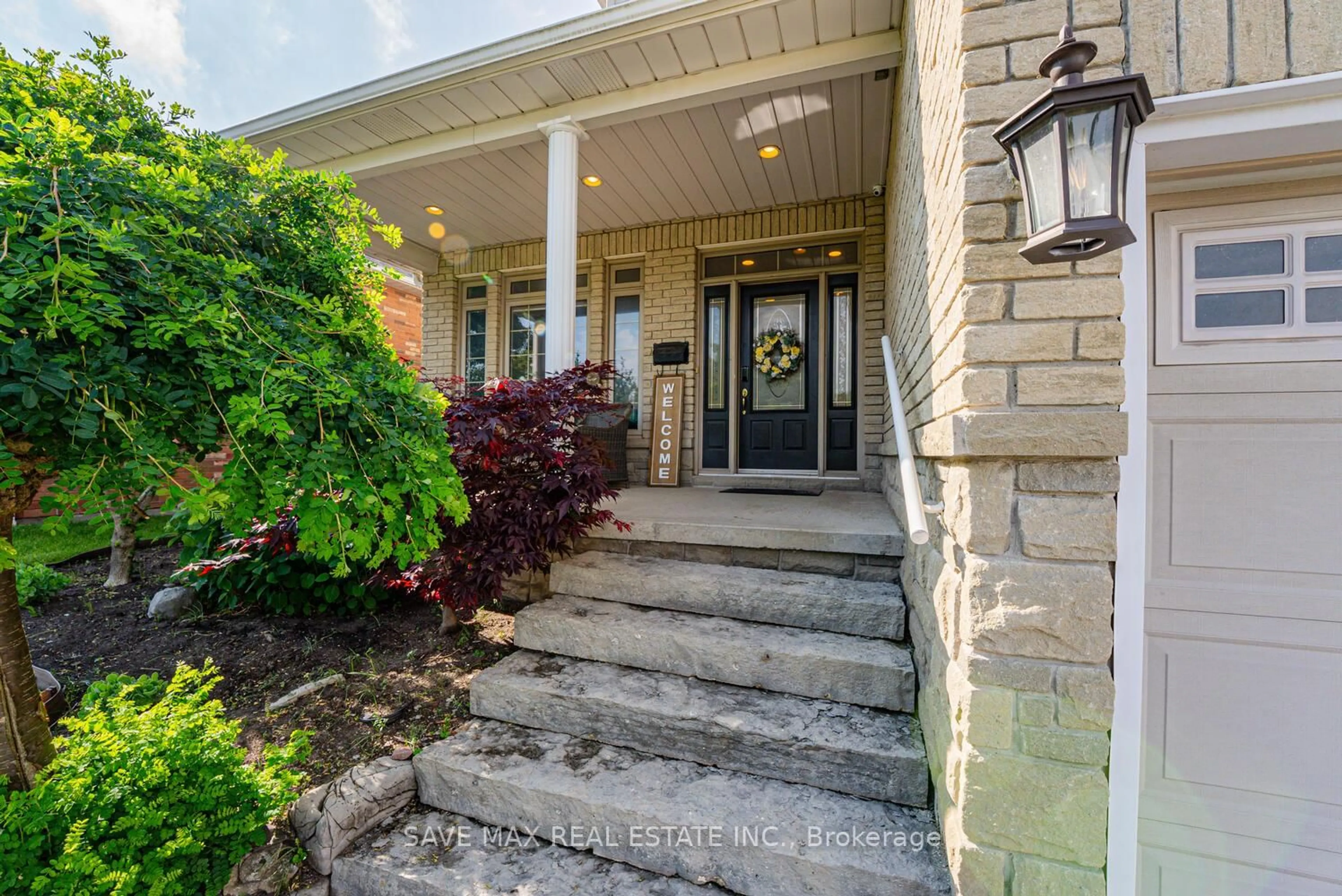 Indoor entryway for 10 Otto Crt, Whitby Ontario L1N 9T4