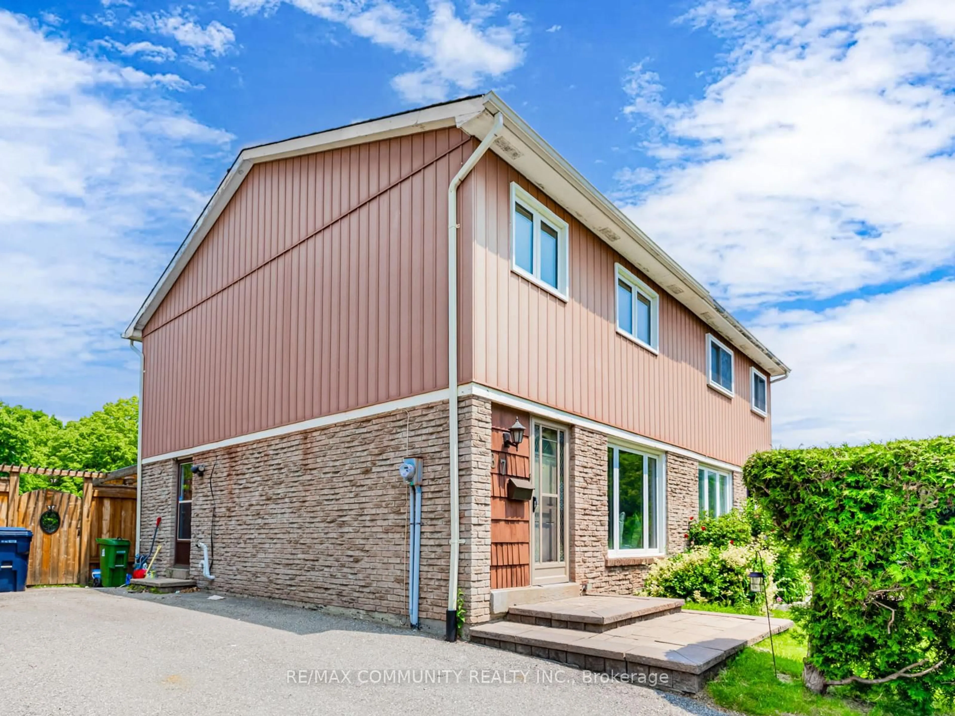 Home with vinyl exterior material, street for 87 Lowry Sq, Toronto Ontario M1B 1N7
