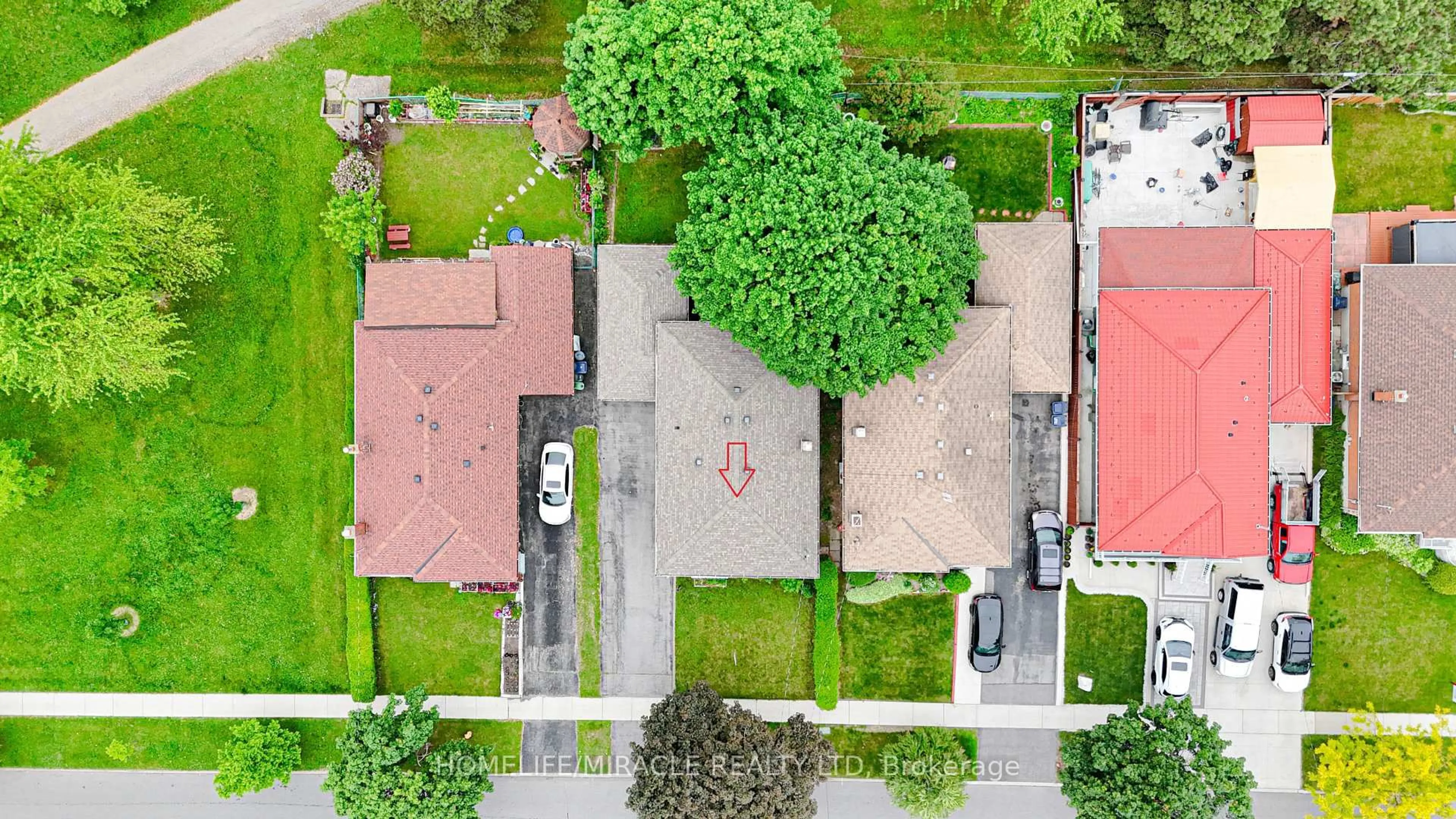 A pic from outside/outdoor area/front of a property/back of a property/a pic from drone, street for 74 Mountland Dr, Toronto Ontario M1G 2P1