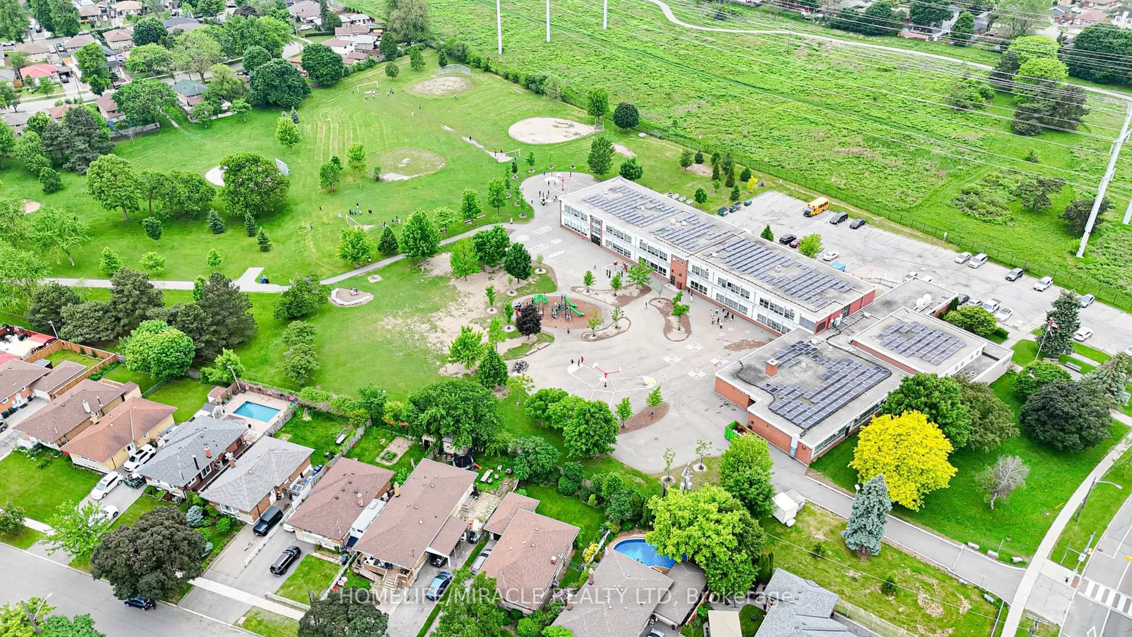 A pic from outside/outdoor area/front of a property/back of a property/a pic from drone, building for 74 Mountland Dr, Toronto Ontario M1G 2P1