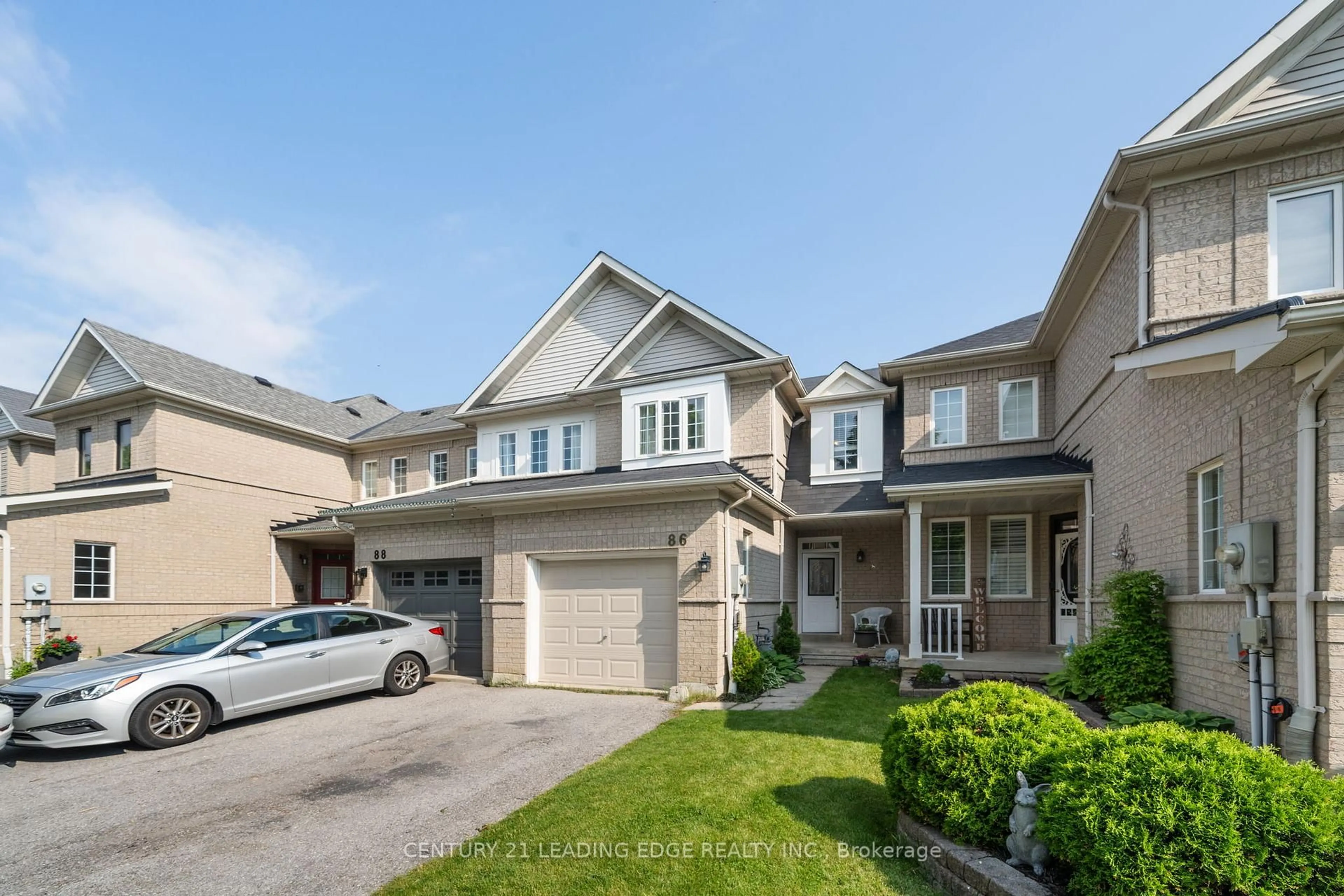 A pic from outside/outdoor area/front of a property/back of a property/a pic from drone, street for 86 Breakwater Dr, Whitby Ontario L1N 9N5