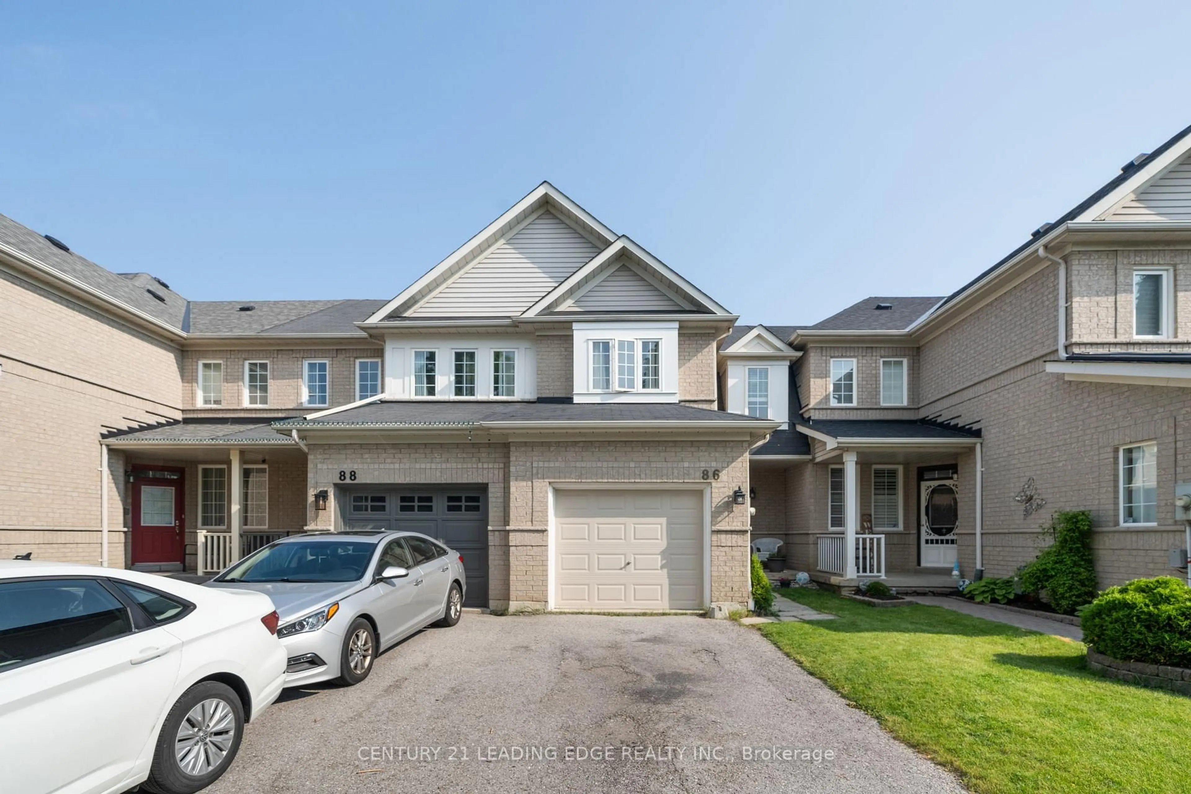 A pic from outside/outdoor area/front of a property/back of a property/a pic from drone, street for 86 Breakwater Dr, Whitby Ontario L1N 9N5